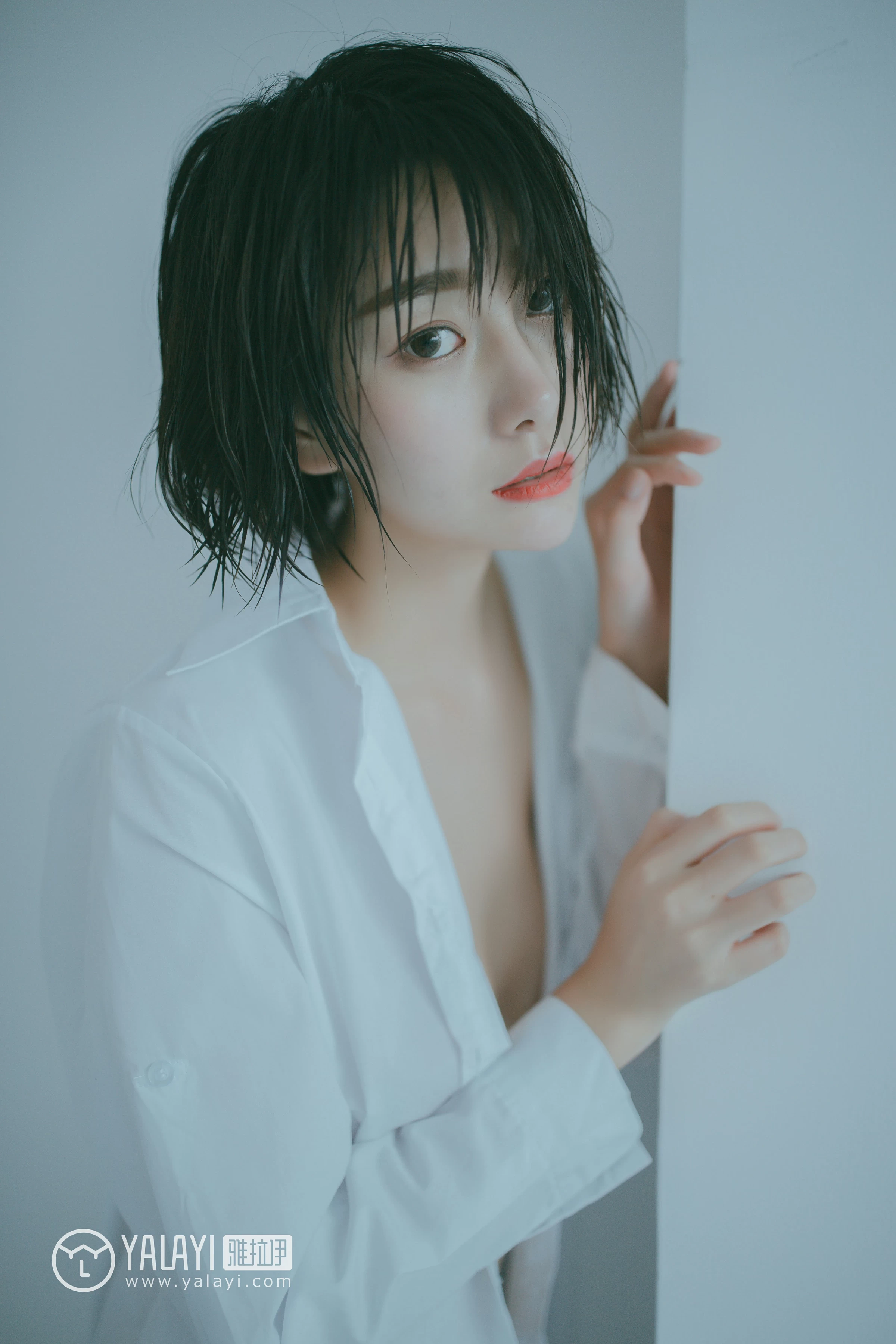 [YALAYI雅拉伊]NO.077 美丽如你 静静 白色衬衫与半裸性感玉体私房写真集第12张