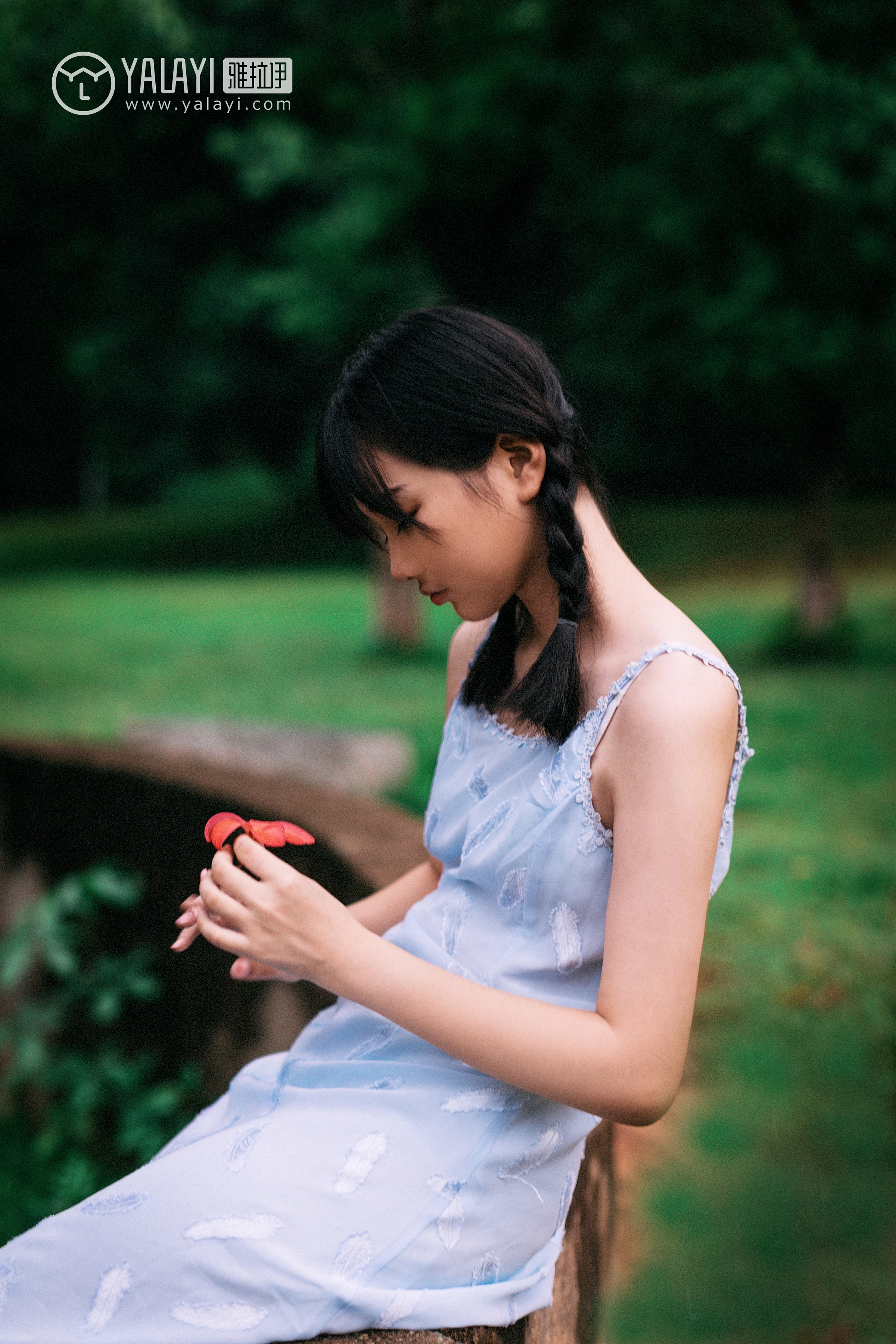 [YALAYI雅拉伊]NO.082 绿喜青花 Doubleyu 淡蓝色吊带连衣裙清纯可爱私房写真集第7张
