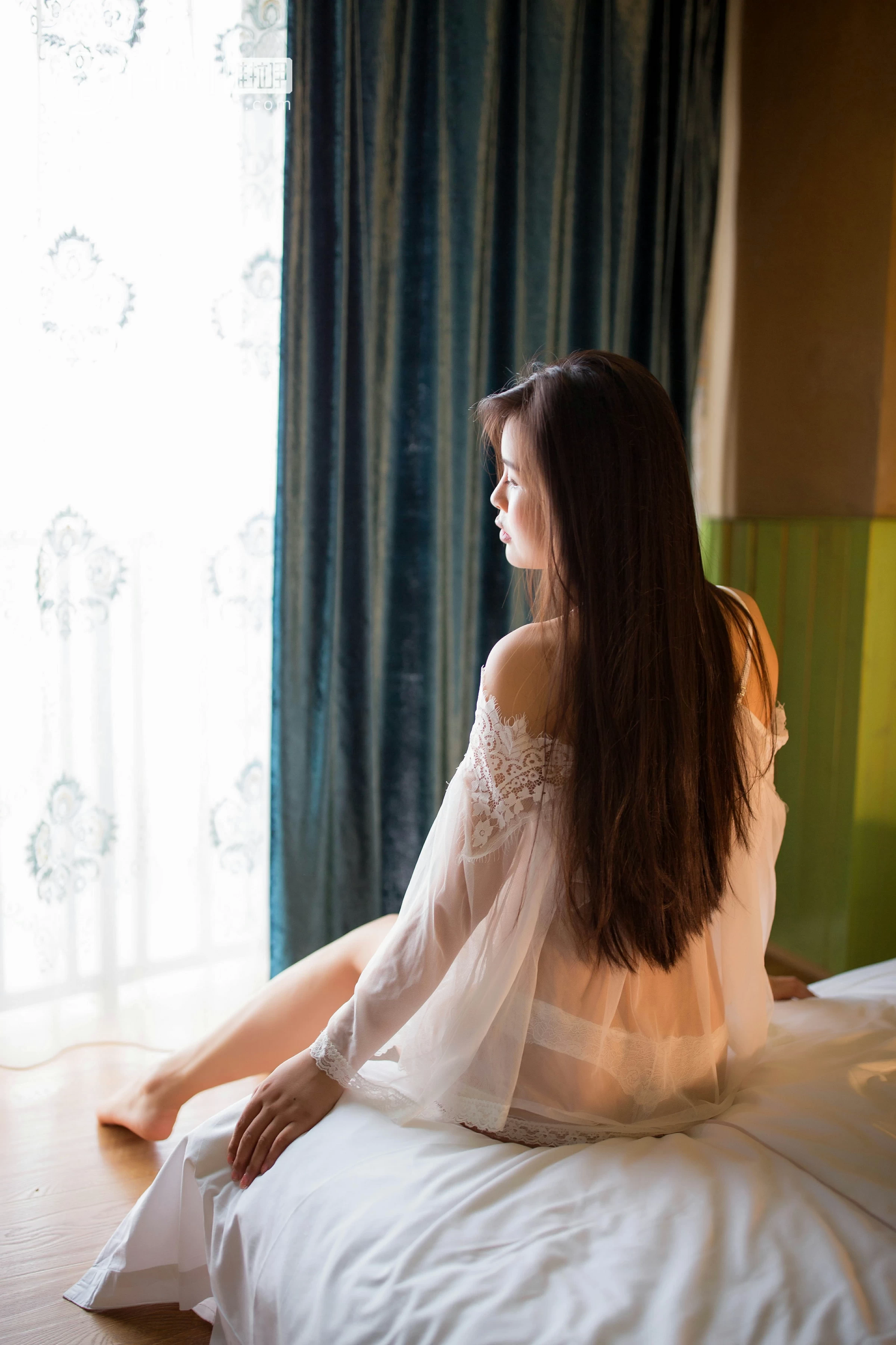 [YALAYI雅拉伊]NO.083 沉默寡言 莹莹 白色透视镂空睡衣与黑色情趣内衣性感私房写真集第6张