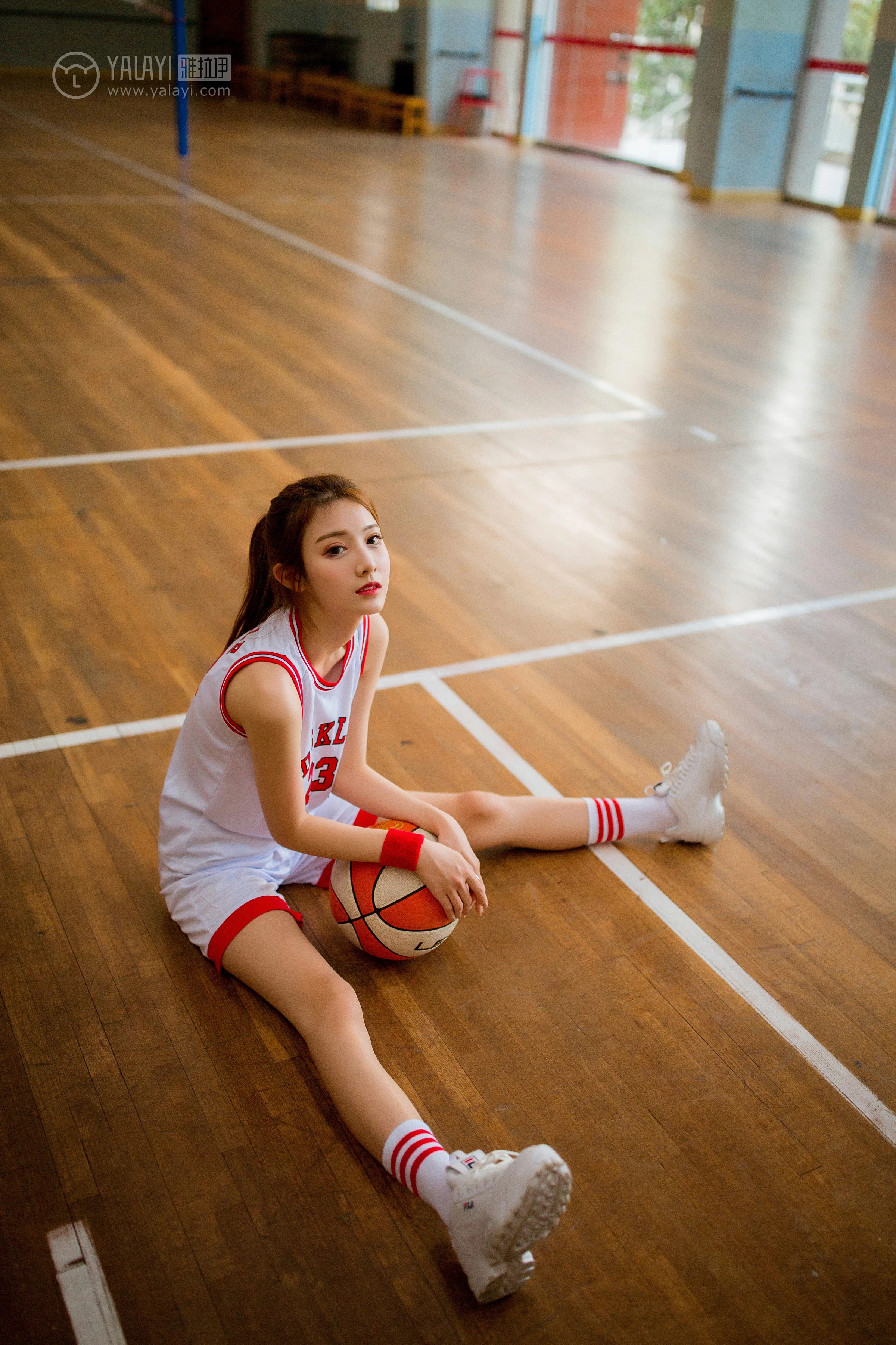 [YALAYI雅拉伊]NO.097 体育日 丸糯糯 白色运动背心加短裤性感私房写真集第10张
