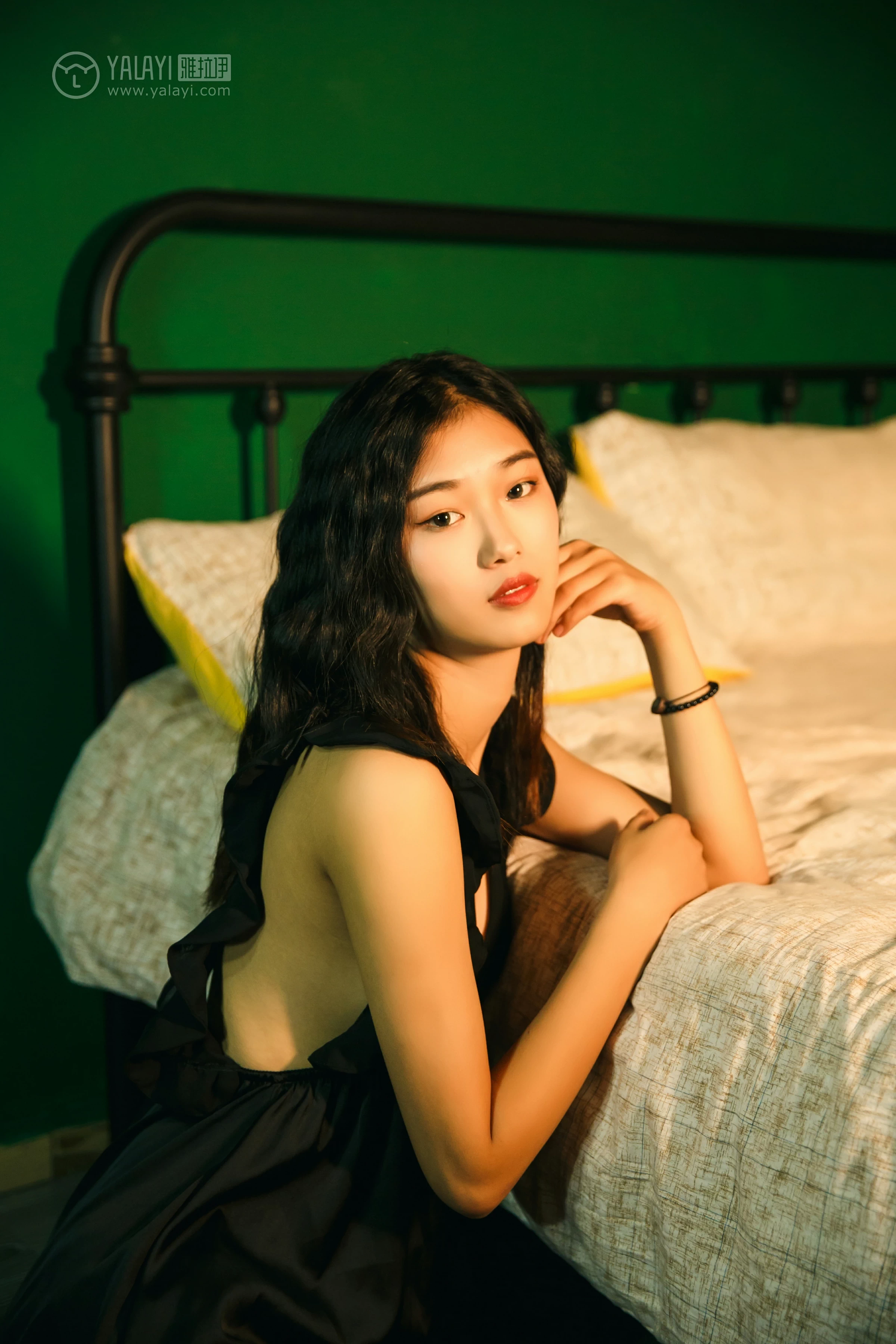 [YALAYI雅拉伊]NO.112 森系私房 和风 黑色睡衣裙与透视内衣加黑色丝袜美腿性感私房写真集第2张