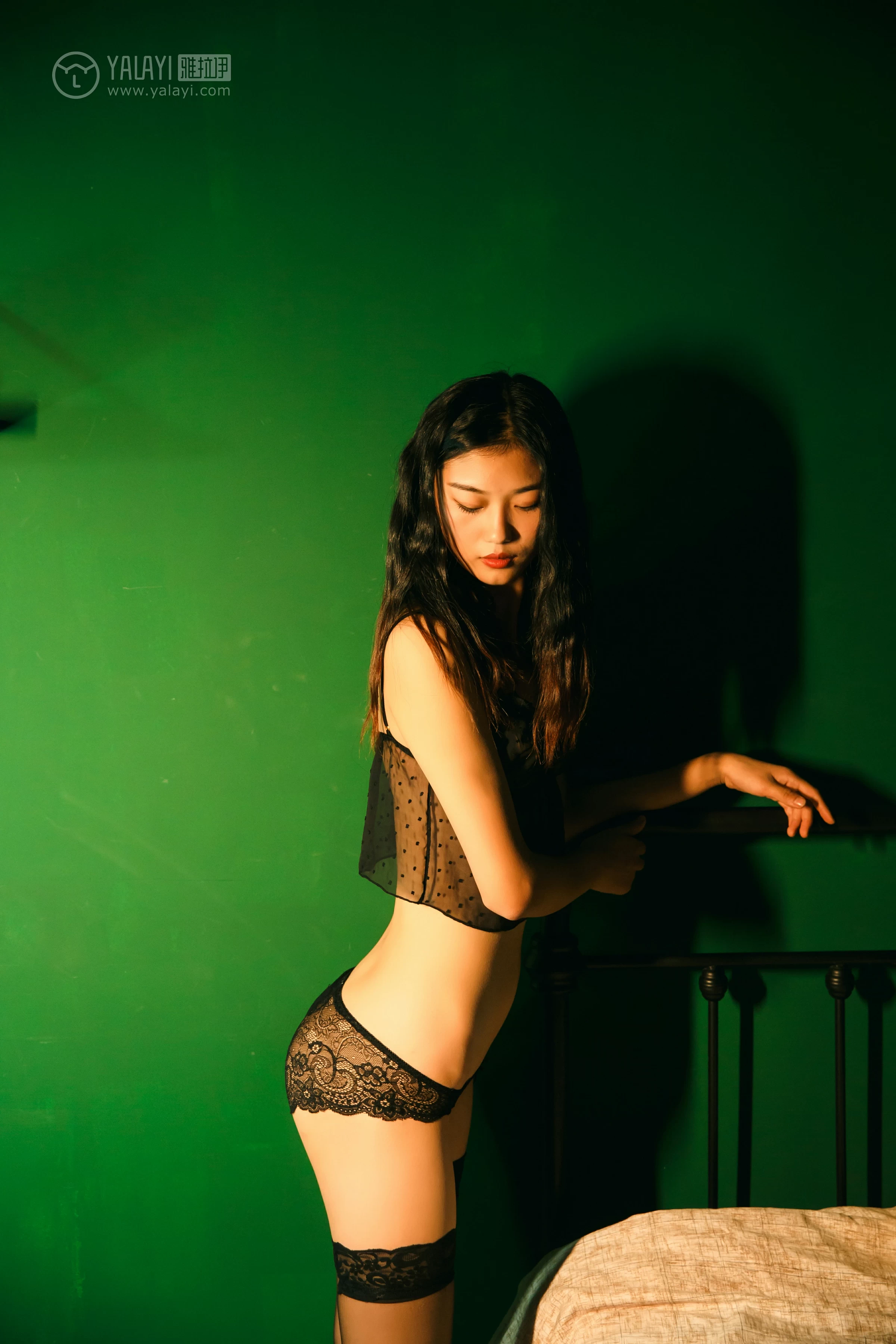 [YALAYI雅拉伊]NO.112 森系私房 和风 黑色睡衣裙与透视内衣加黑色丝袜美腿性感私房写真集第8张