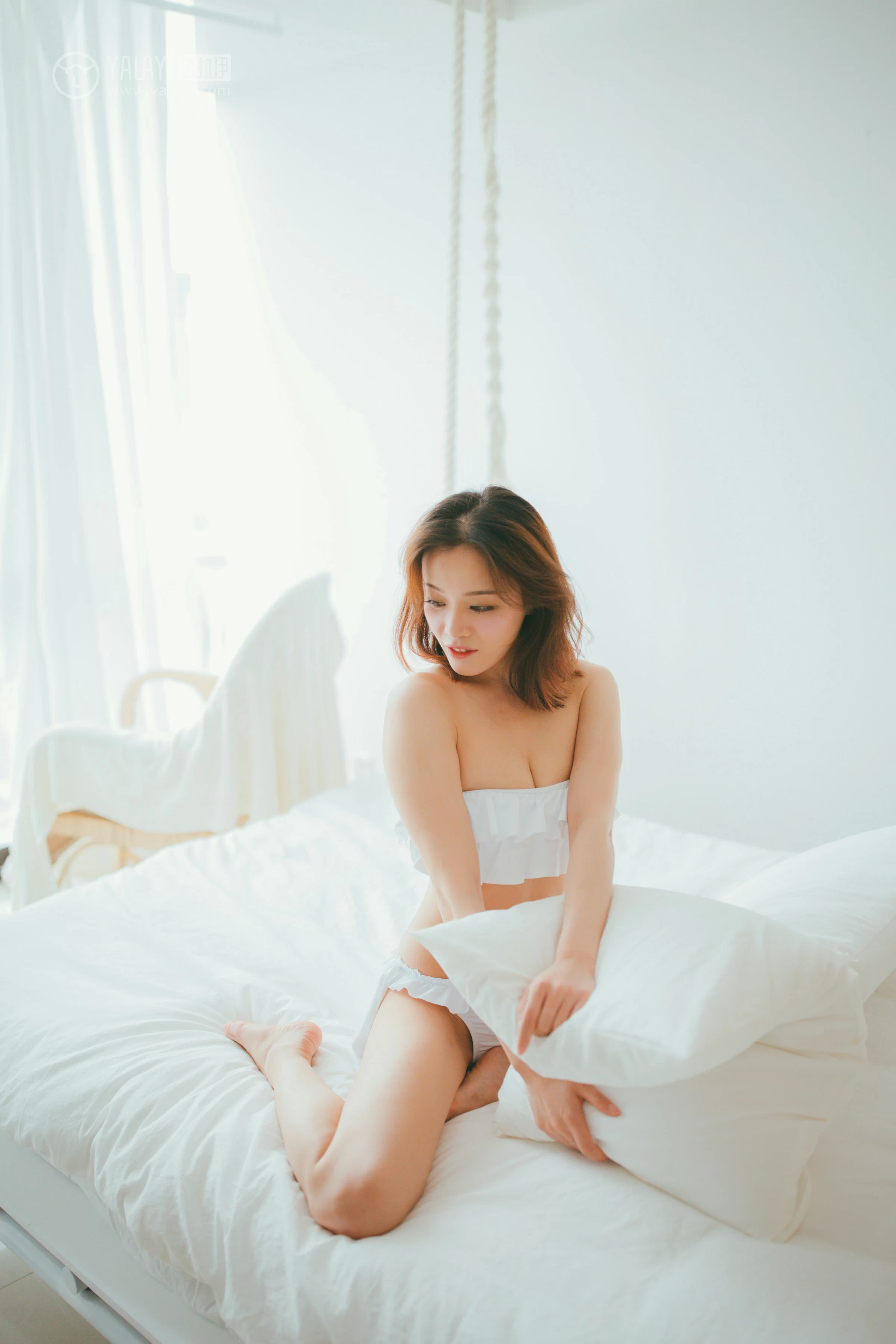 [YALAYI雅拉伊]NO.119 糖味 牵着猫的妹子 蓝色运动内衣加白色比基尼泳装性感私房写真集第6张