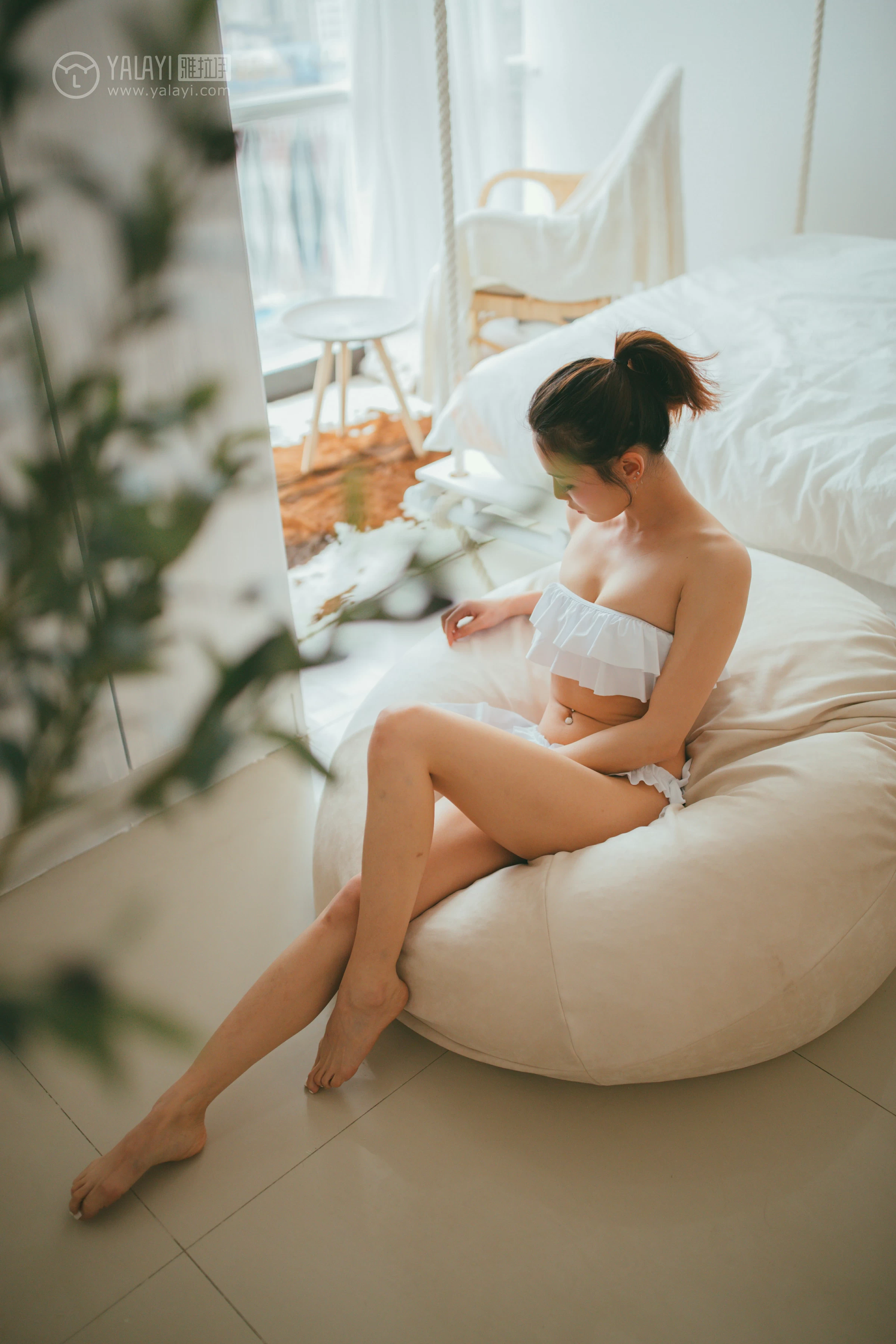 [YALAYI雅拉伊]NO.119 糖味 牵着猫的妹子 蓝色运动内衣加白色比基尼泳装性感私房写真集第12张