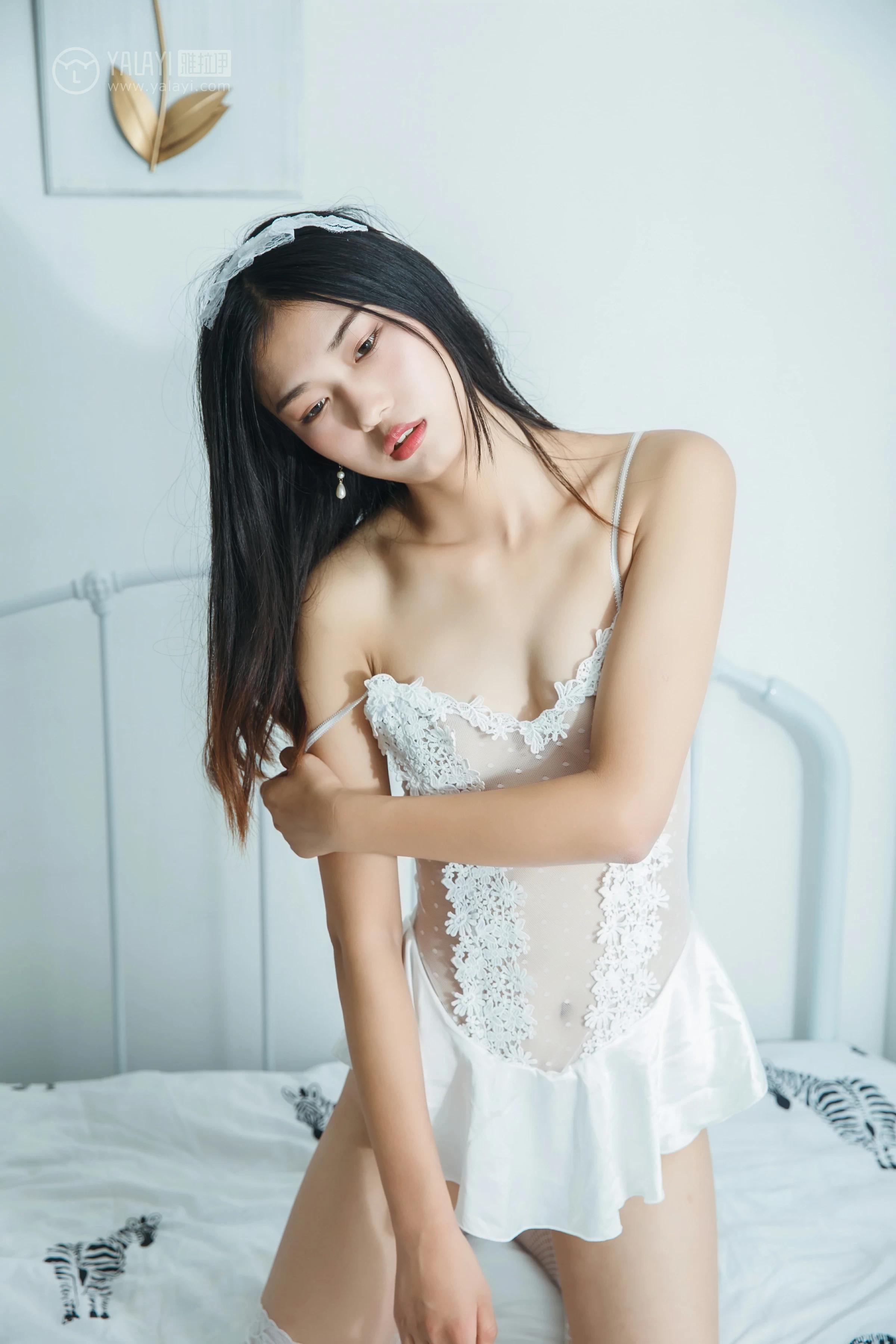 [YALAYI雅拉伊]NO.124 邻家小姐姐 和风 白色透视蕾丝内衣加情趣渔网袜性感私房写真集第12张
