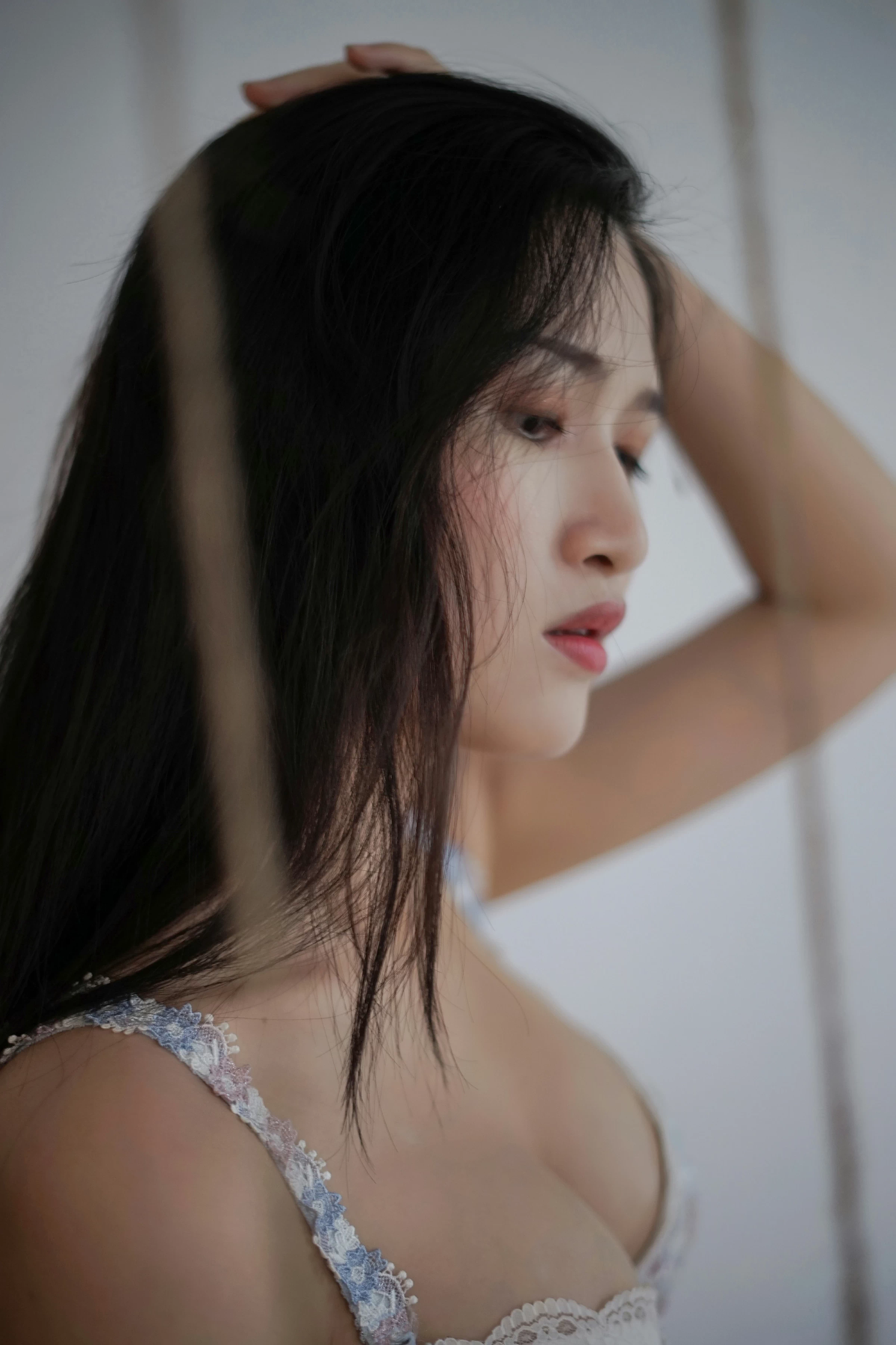 [YALAYI雅拉伊]NO.127 壹日 塔塔 白色吊带睡衣加蕾丝内衣性感私房写真集第13张