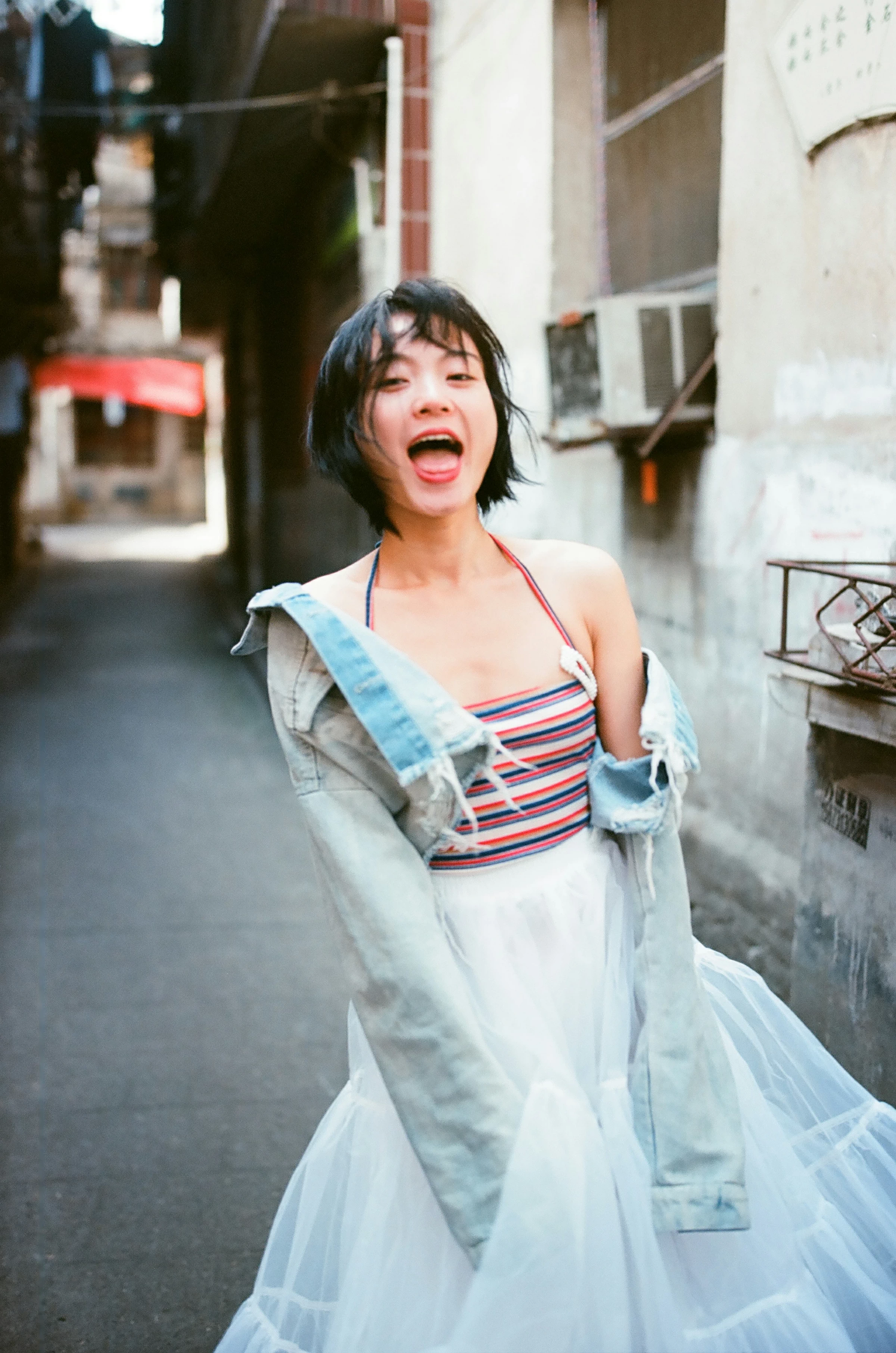 [YALAYI雅拉伊]NO.131 游街 米粒米粒 彩色背心与牛仔外套加白色透视裙私房写真集第8张