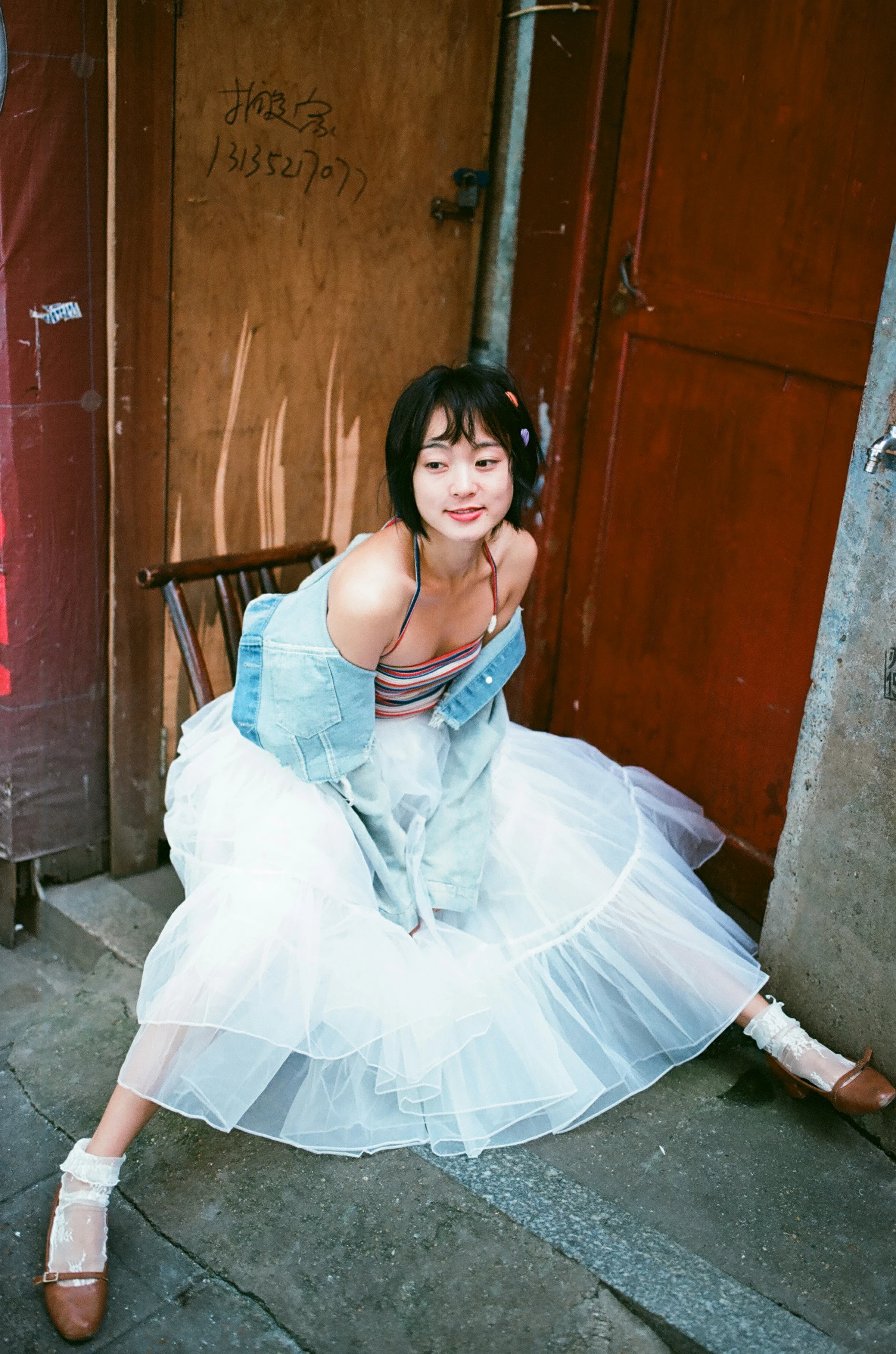[YALAYI雅拉伊]NO.131 游街 米粒米粒 彩色背心与牛仔外套加白色透视裙私房写真集第11张