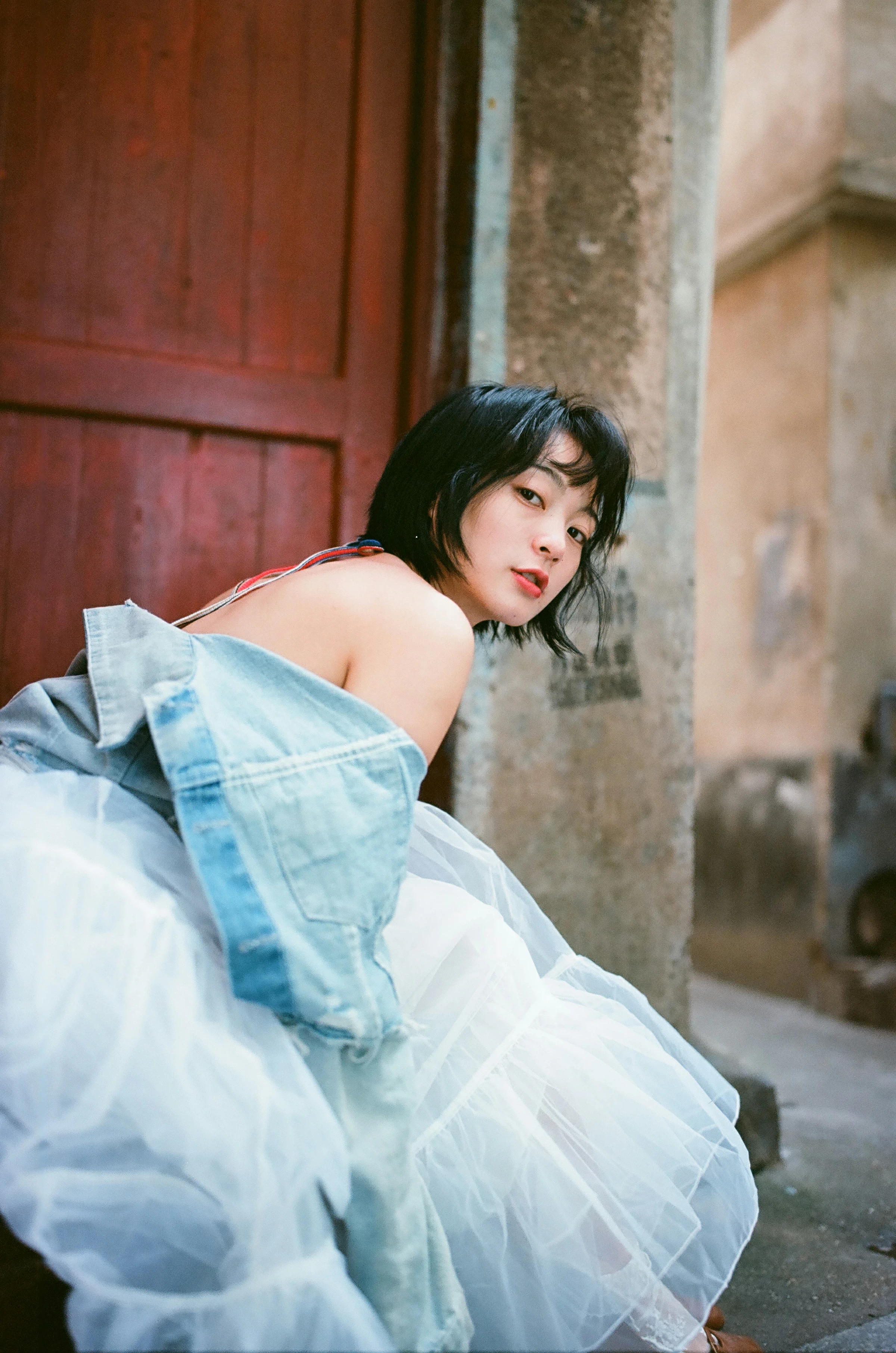 [YALAYI雅拉伊]NO.131 游街 米粒米粒 彩色背心与牛仔外套加白色透视裙私房写真集第11张