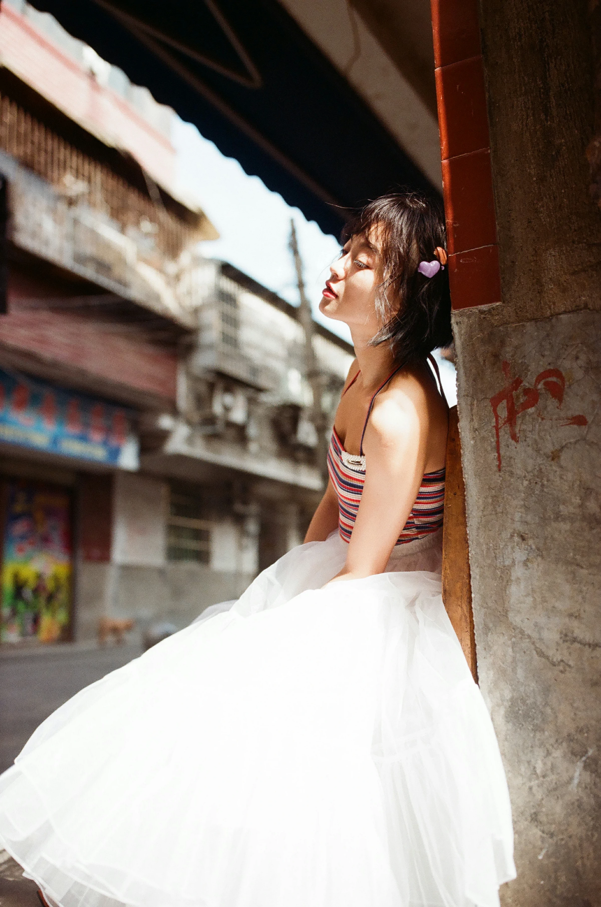 [YALAYI雅拉伊]NO.131 游街 米粒米粒 彩色背心与牛仔外套加白色透视裙私房写真集第15张