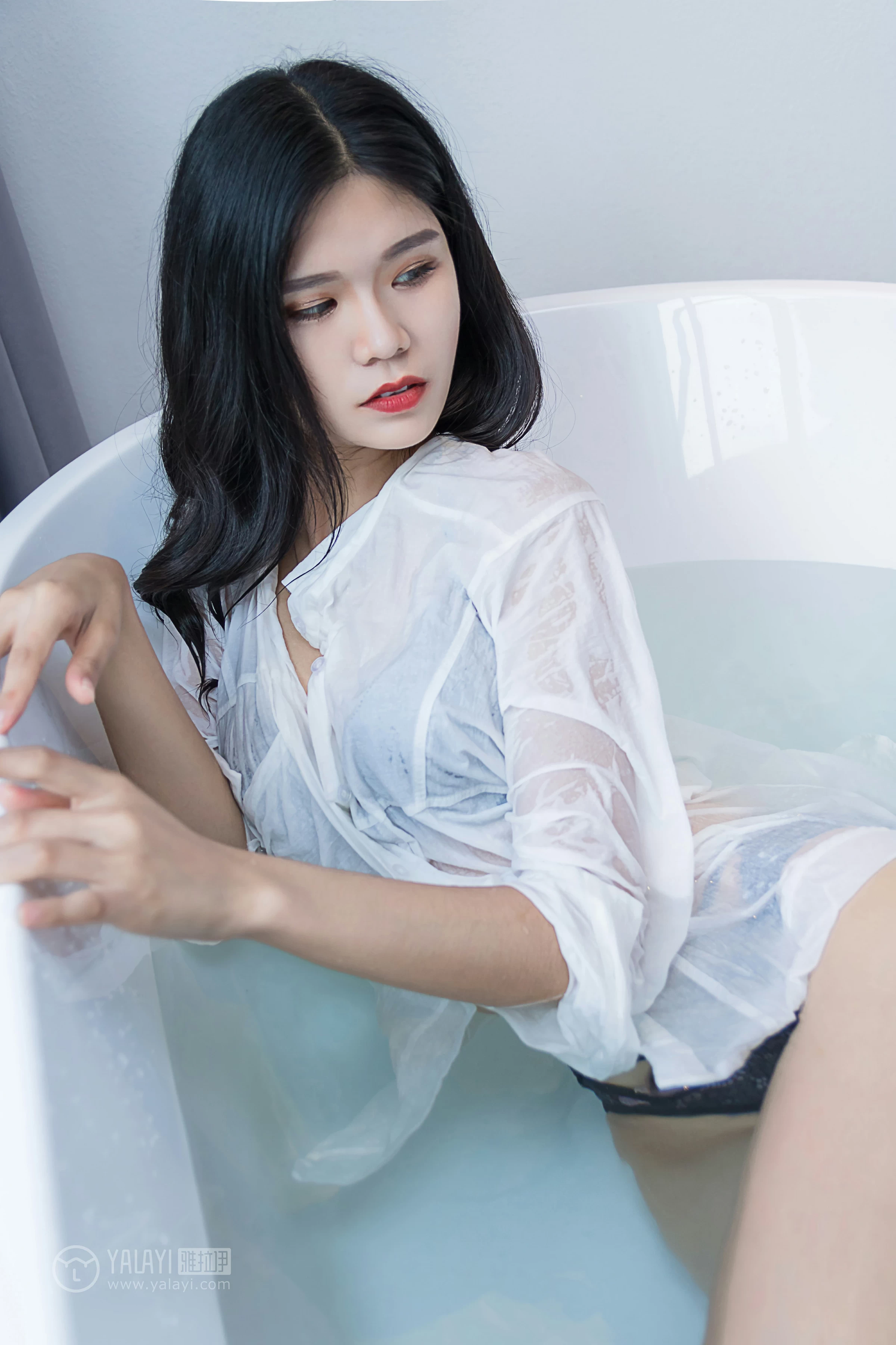 [YALAYI雅拉伊]NO.134 嬉水浴室 小灰 透视衬衫加黑色蕾丝镂空内衣性感私房写真集第2张