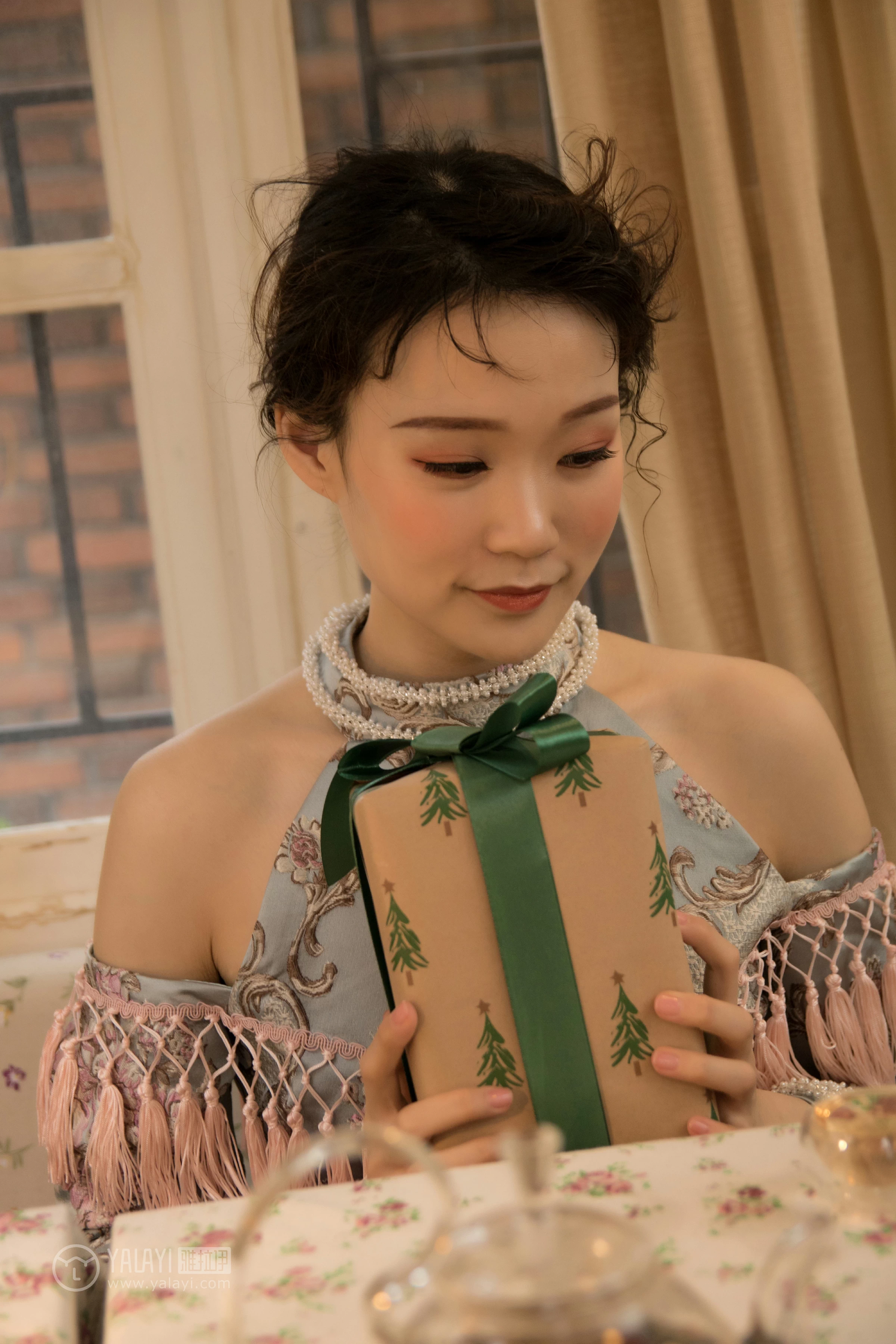 [YALAYI雅拉伊]NO.155 等2 奥莉 吊脖连衣裙 优雅端庄私房写真集第16张