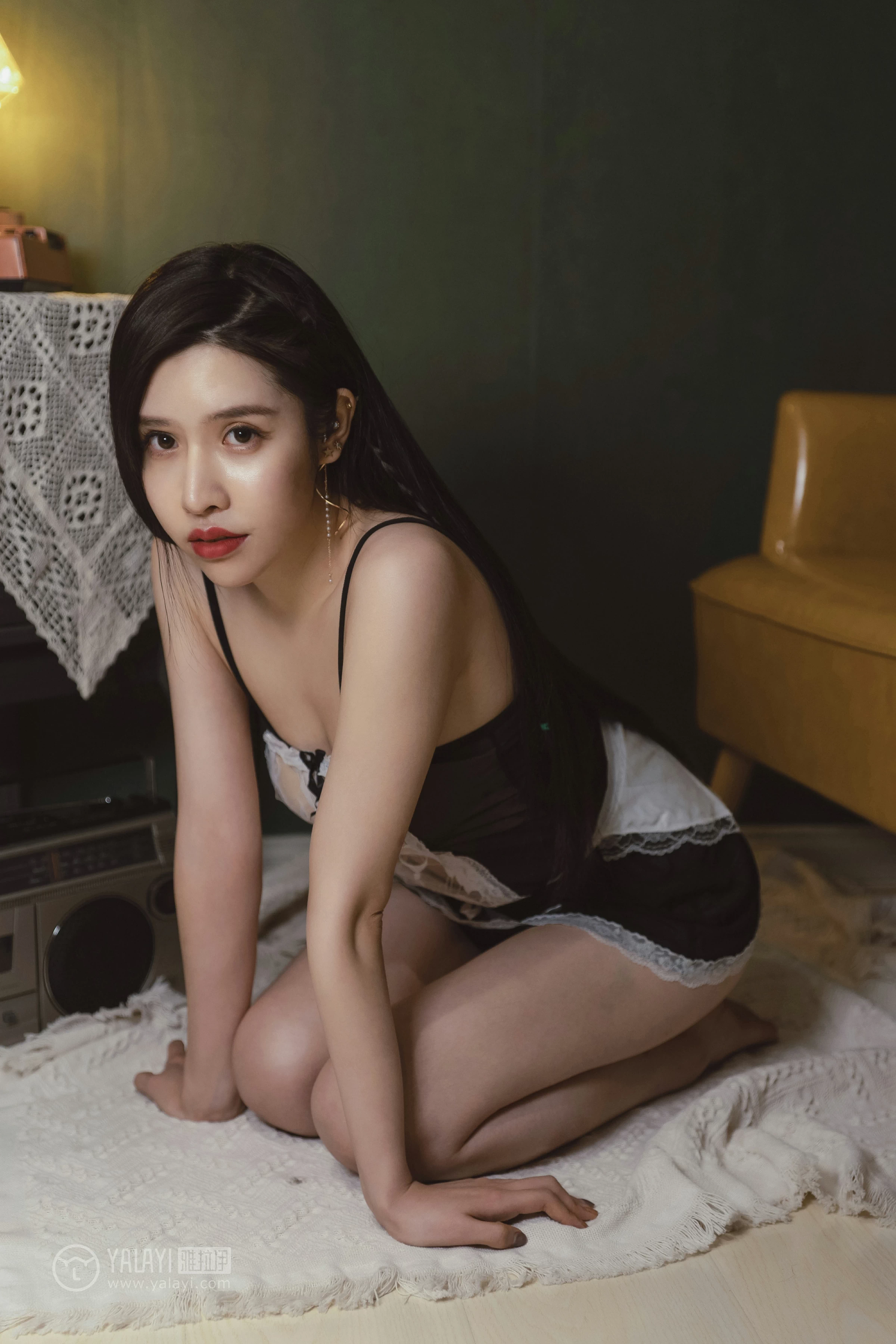 [YALAYI雅拉伊]NO.143 黑咖啡 颖莹 黑色吊带透视女仆制服裙性感私房写真集第2张