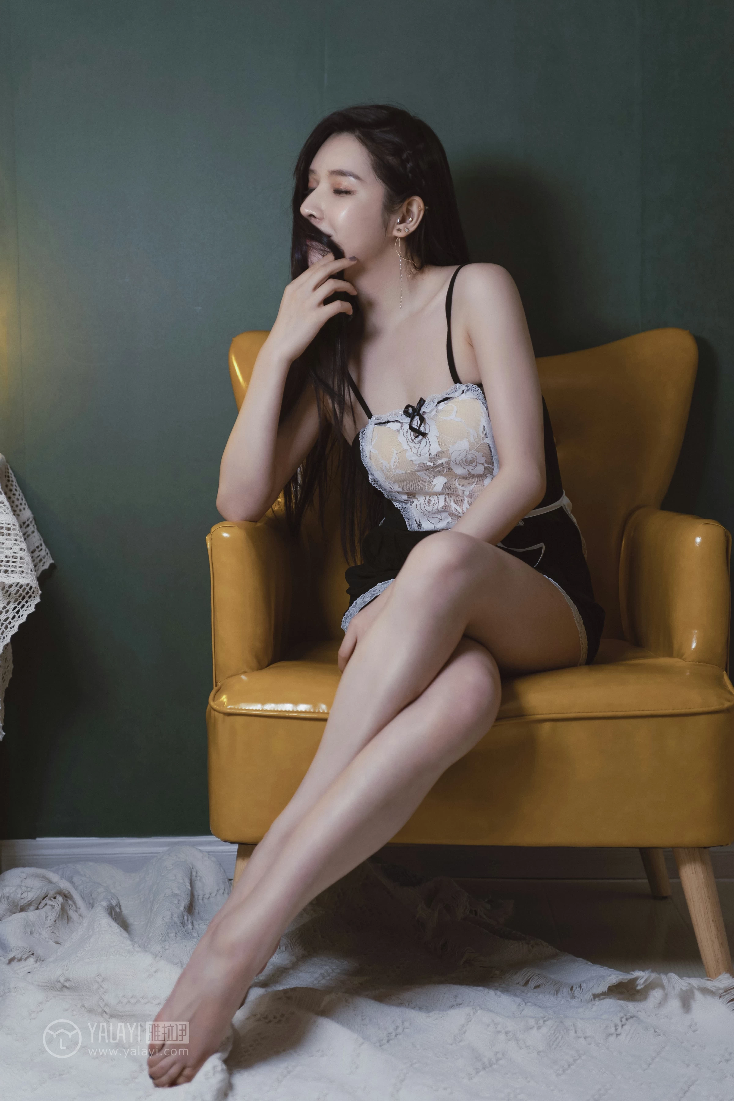 [YALAYI雅拉伊]NO.143 黑咖啡 颖莹 黑色吊带透视女仆制服裙性感私房写真集第10张