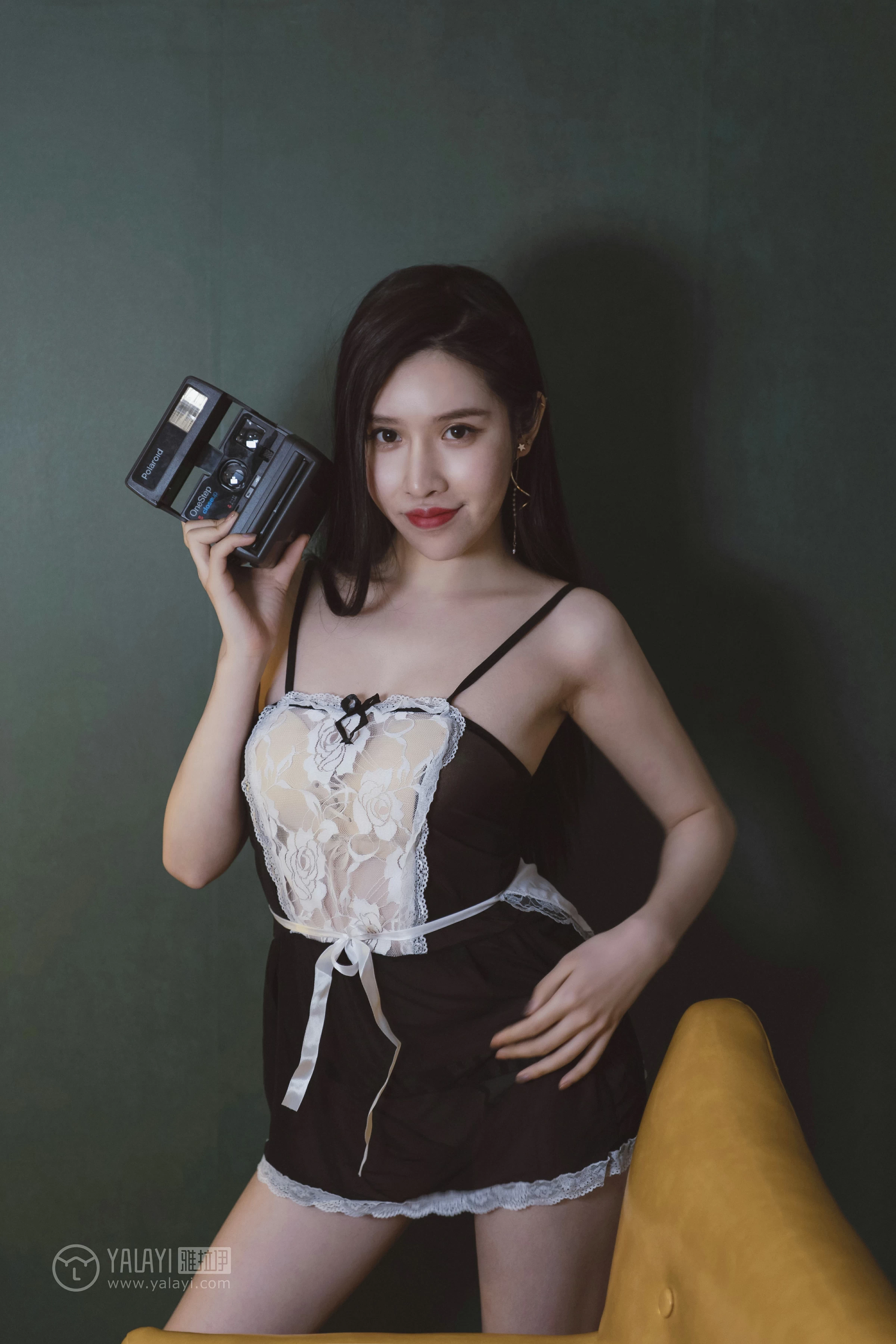 [YALAYI雅拉伊]NO.143 黑咖啡 颖莹 黑色吊带透视女仆制服裙性感私房写真集第15张