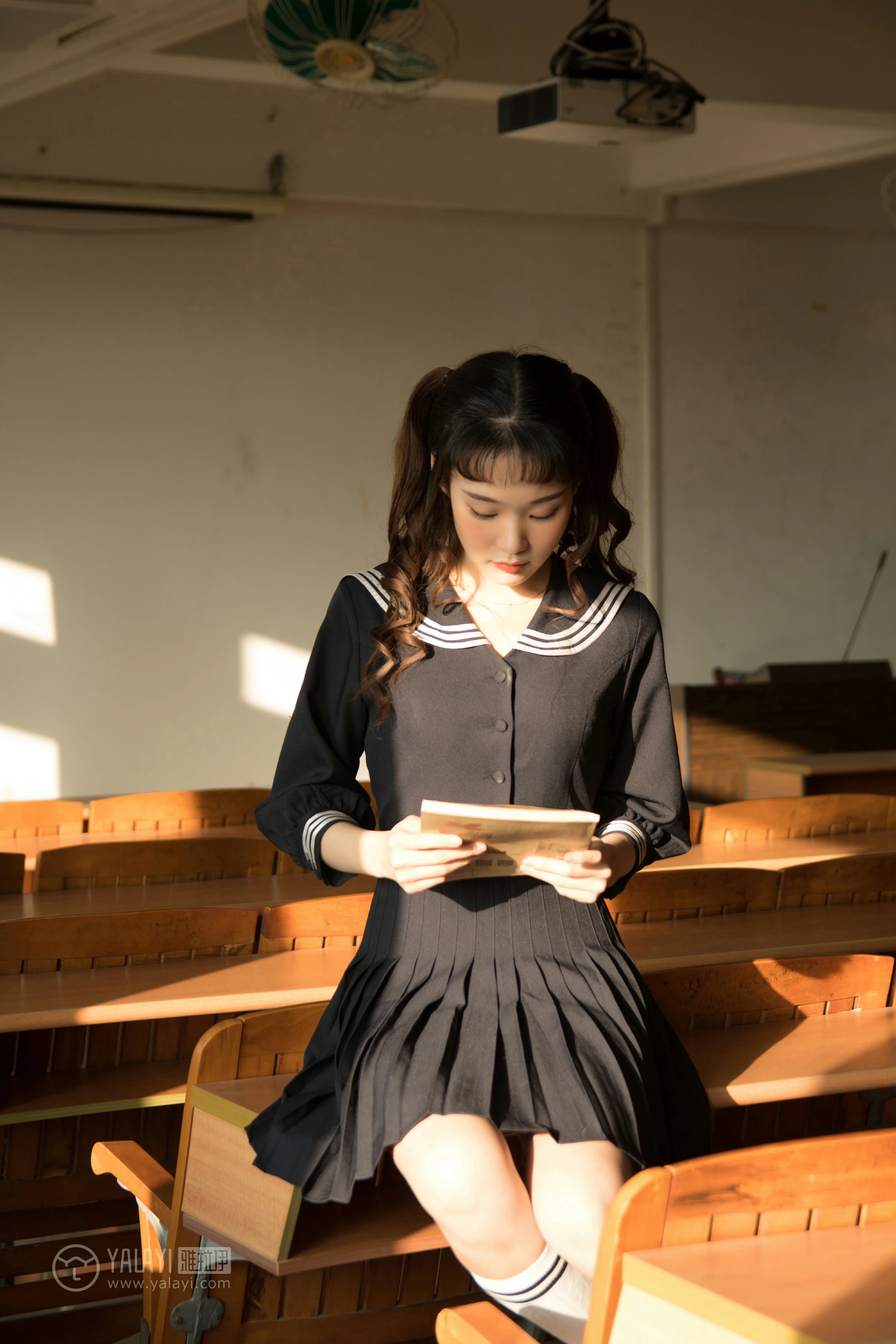 [YALAYI雅拉伊]NO.147 等 奥莉 黑色高中女生制服裙清纯可爱私房写真集第9张