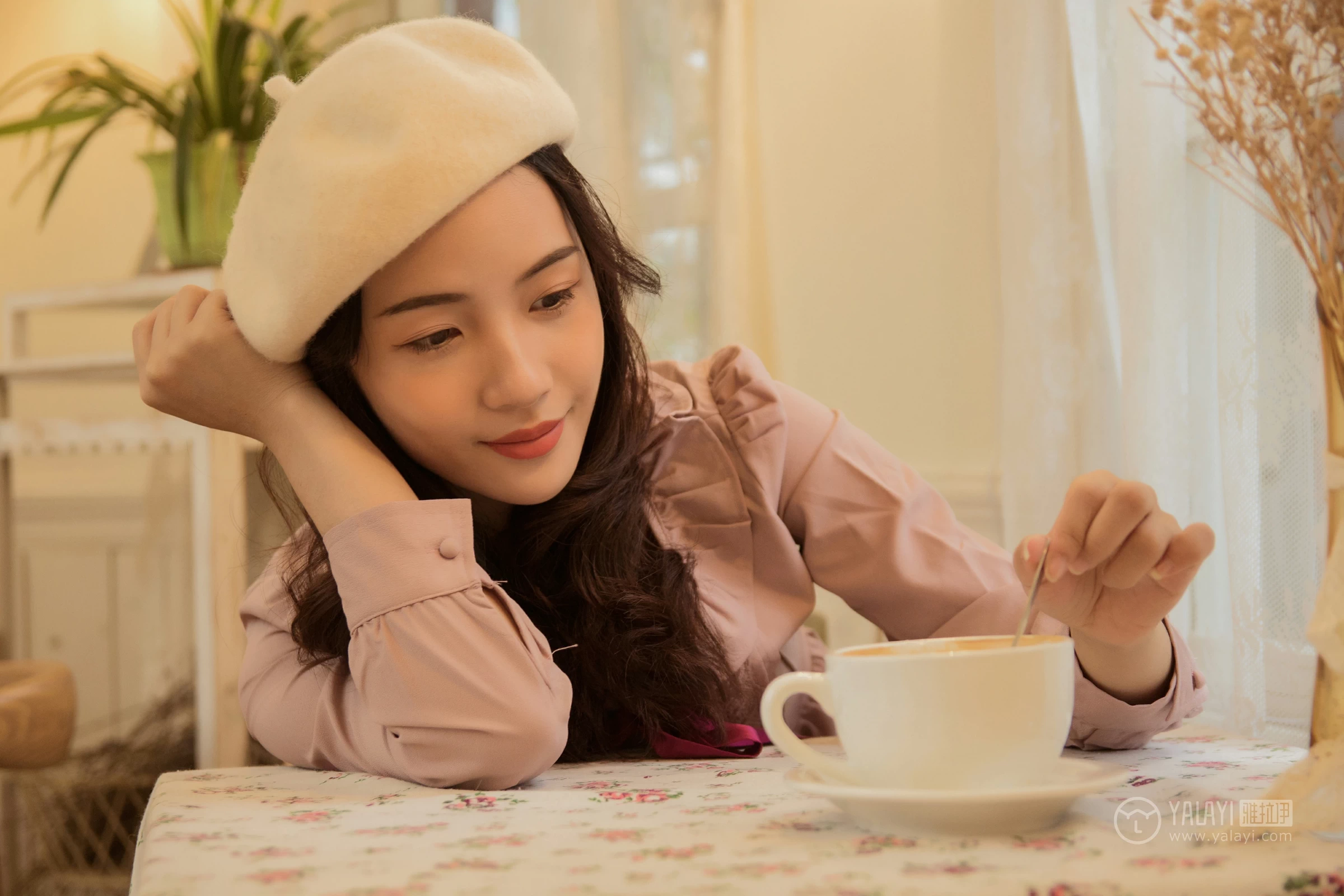 [YALAYI雅拉伊]NO.158 独白 卡柔 粉色连衣裙清纯可爱私房写真集第3张