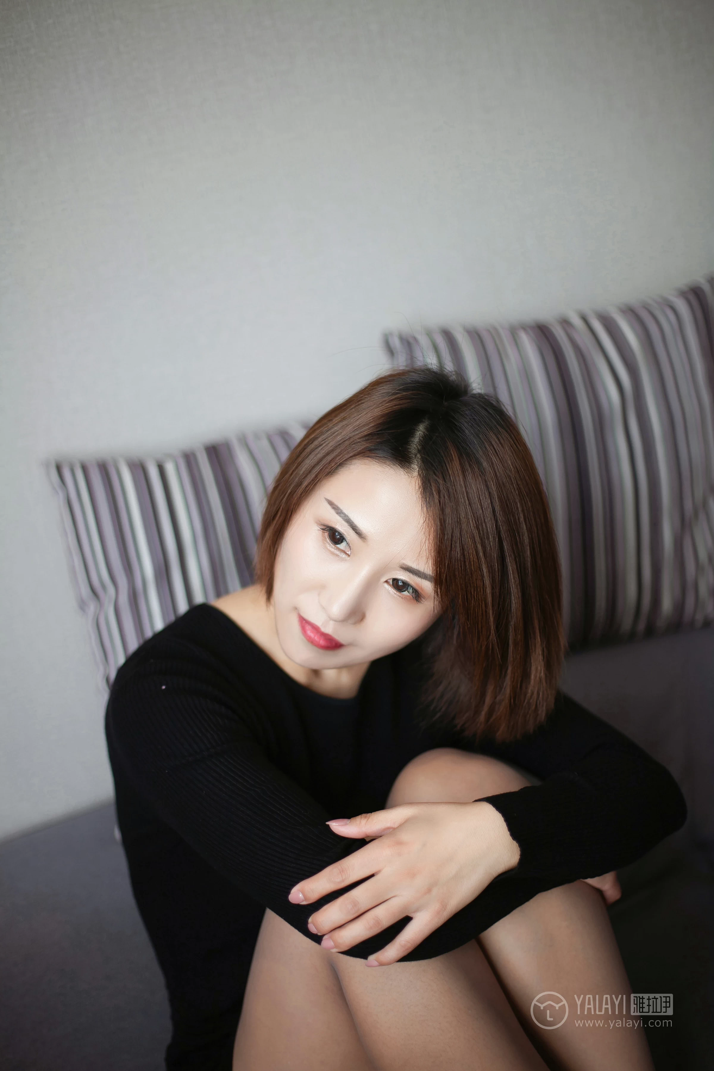 [YALAYI雅拉伊]NO.163 丝丝念念 嫣然 黑色紧身连衣裙加肉色丝袜美腿玉足性感私房写真集第5张