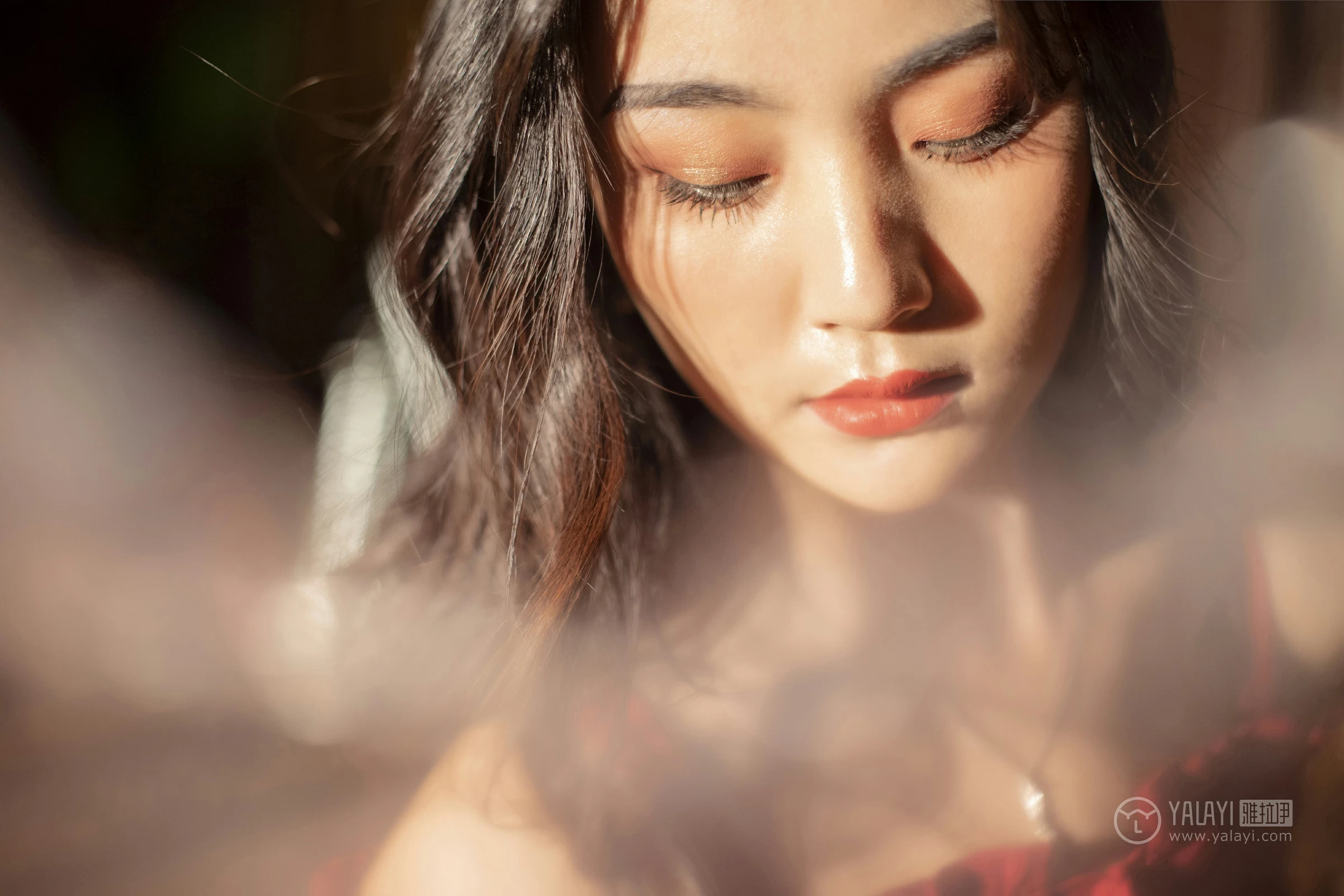 [YALAYI雅拉伊]NO.164 烈焰迷情 项兴咏 红色吊带抹胸连衣裙性感私房写真集第6张