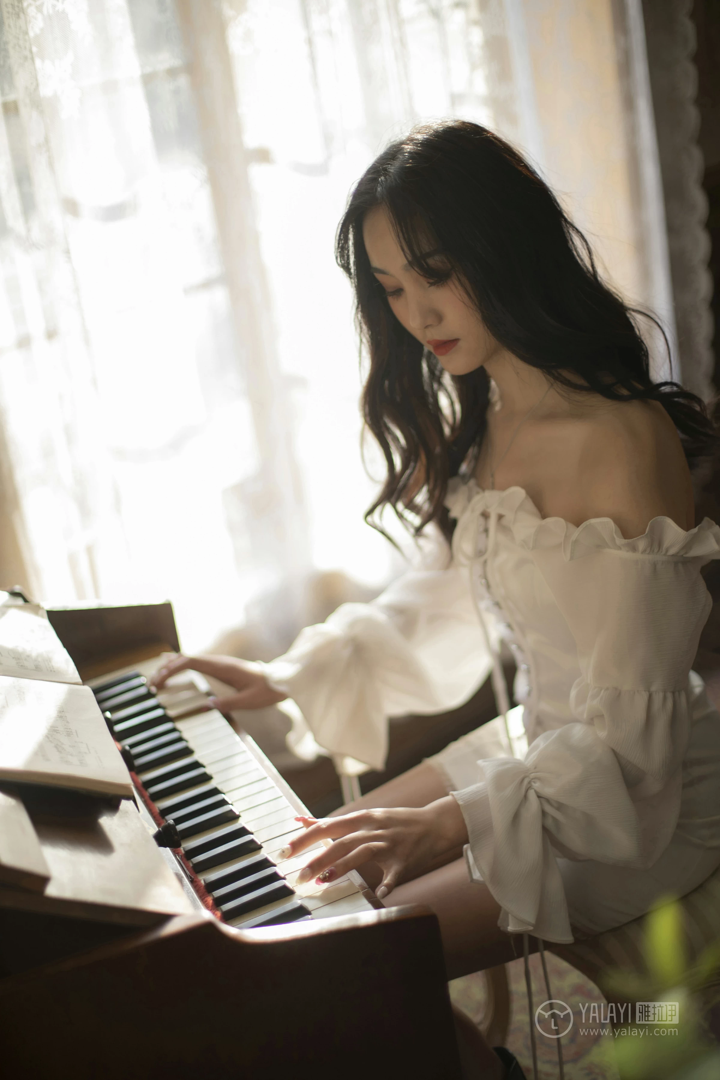 [YALAYI雅拉伊]No.168 画中伊人 项兴咏 白色塑身抹胸连衣裙性感私房写真集第8张