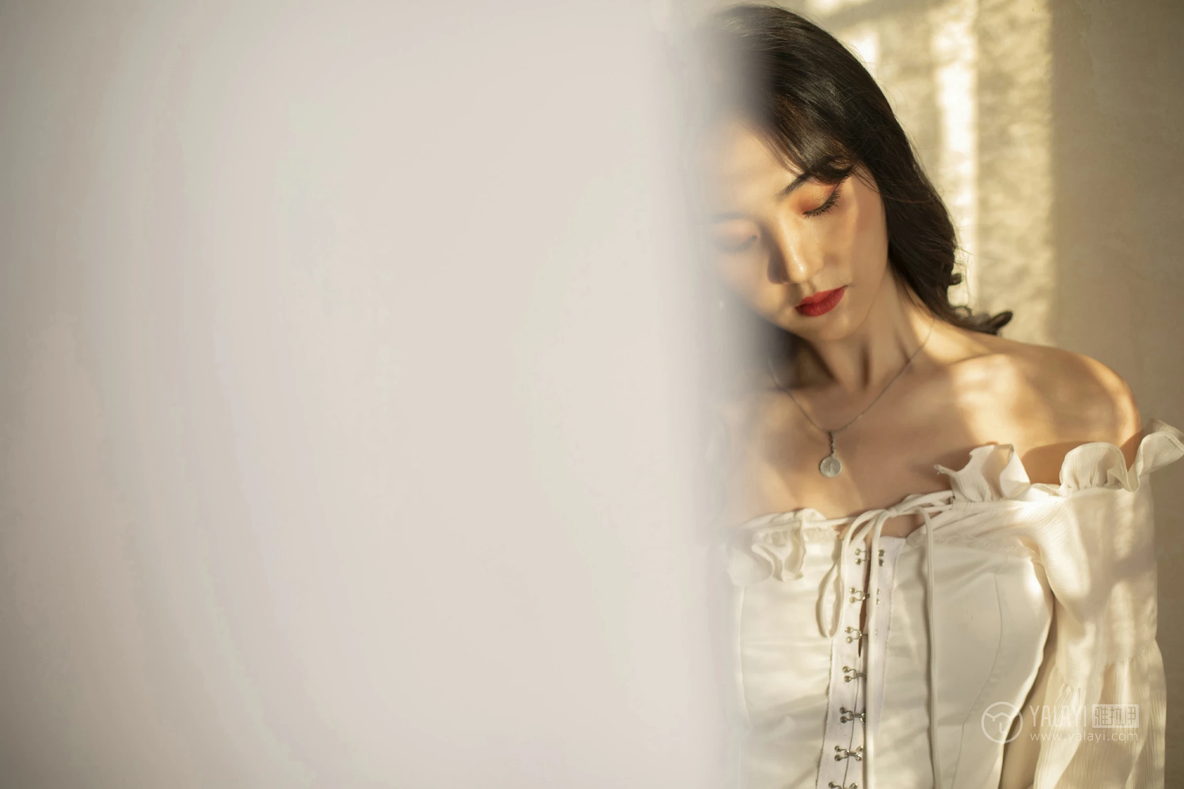 [YALAYI雅拉伊]No.168 画中伊人 项兴咏 白色塑身抹胸连衣裙性感私房写真集第13张