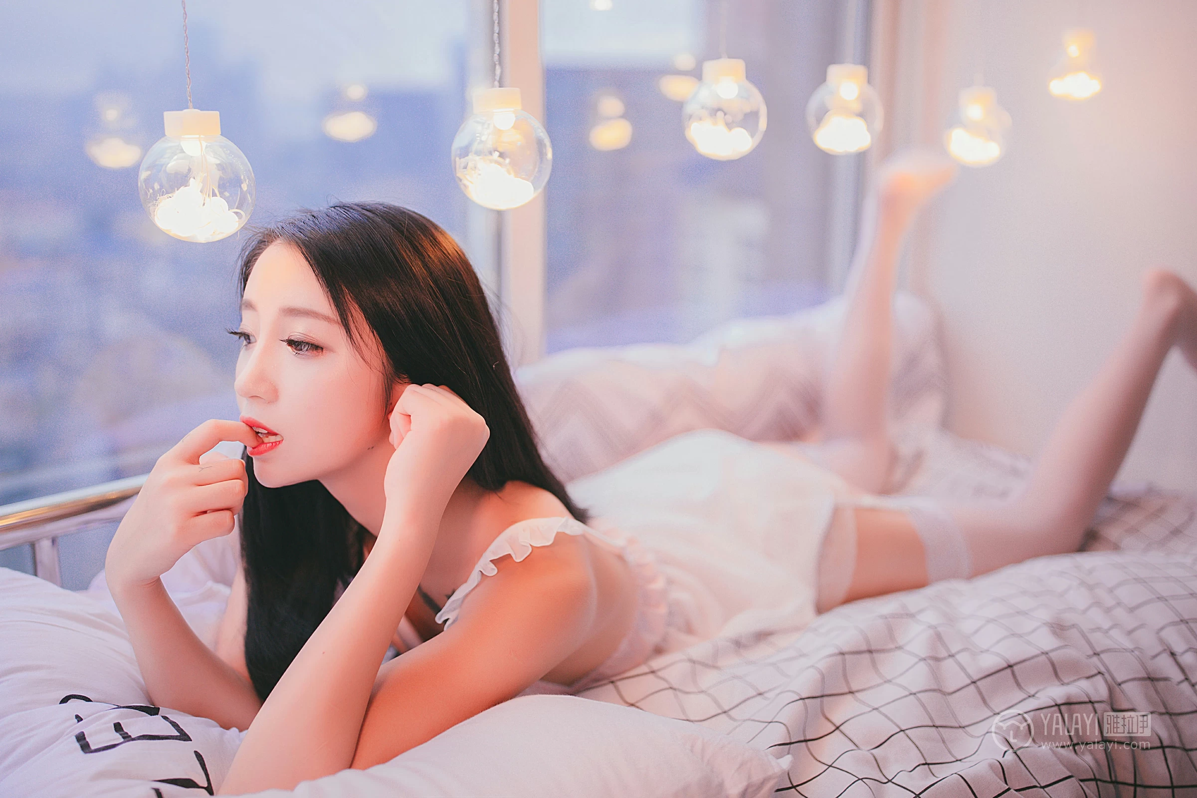 [YALAYI雅拉伊]No.170 花非花 林林子酱 白色透视情趣内衣加白色丝袜美腿性感私房写真集第15张