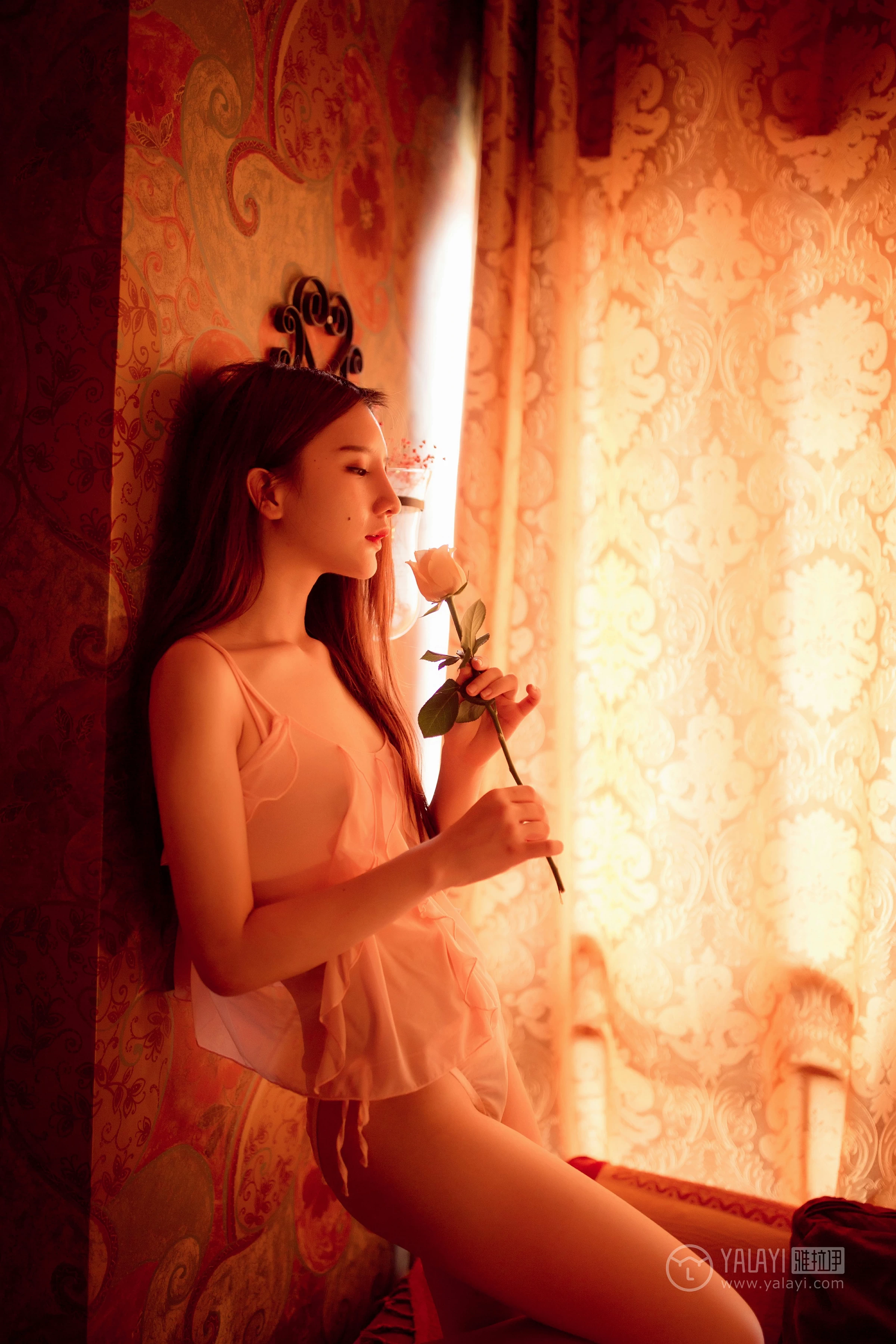 [YALAYI雅拉伊]No.171 玫瑰 刘潇潇 白色透视上衣与粉色吊带情趣内衣性感私房写真集第7张