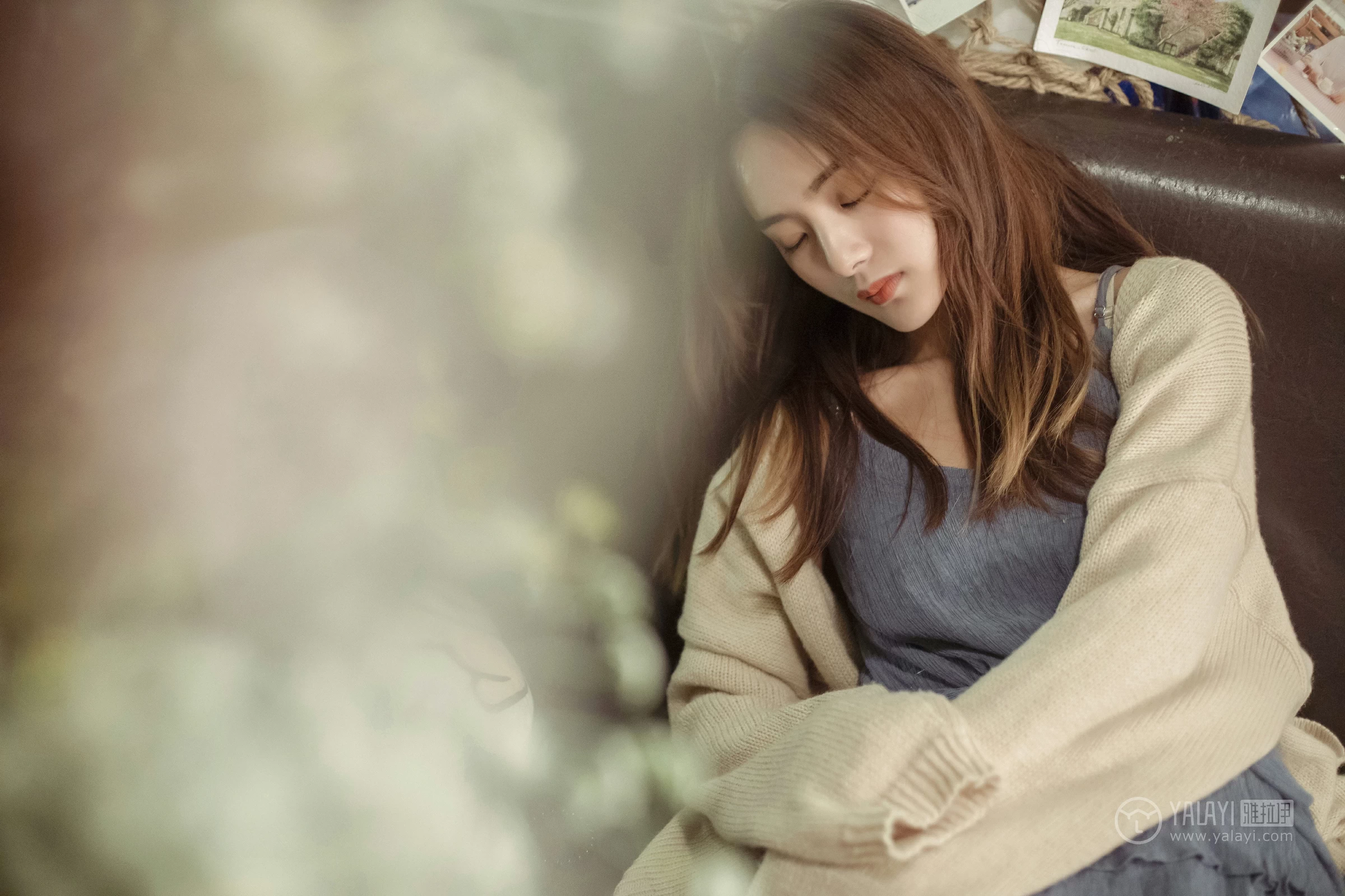 [YALAYI雅拉伊]No.175 不如和我虚度时光 白日梦 米色外套加灰色吊带连衣裙性感私房写真集第4张
