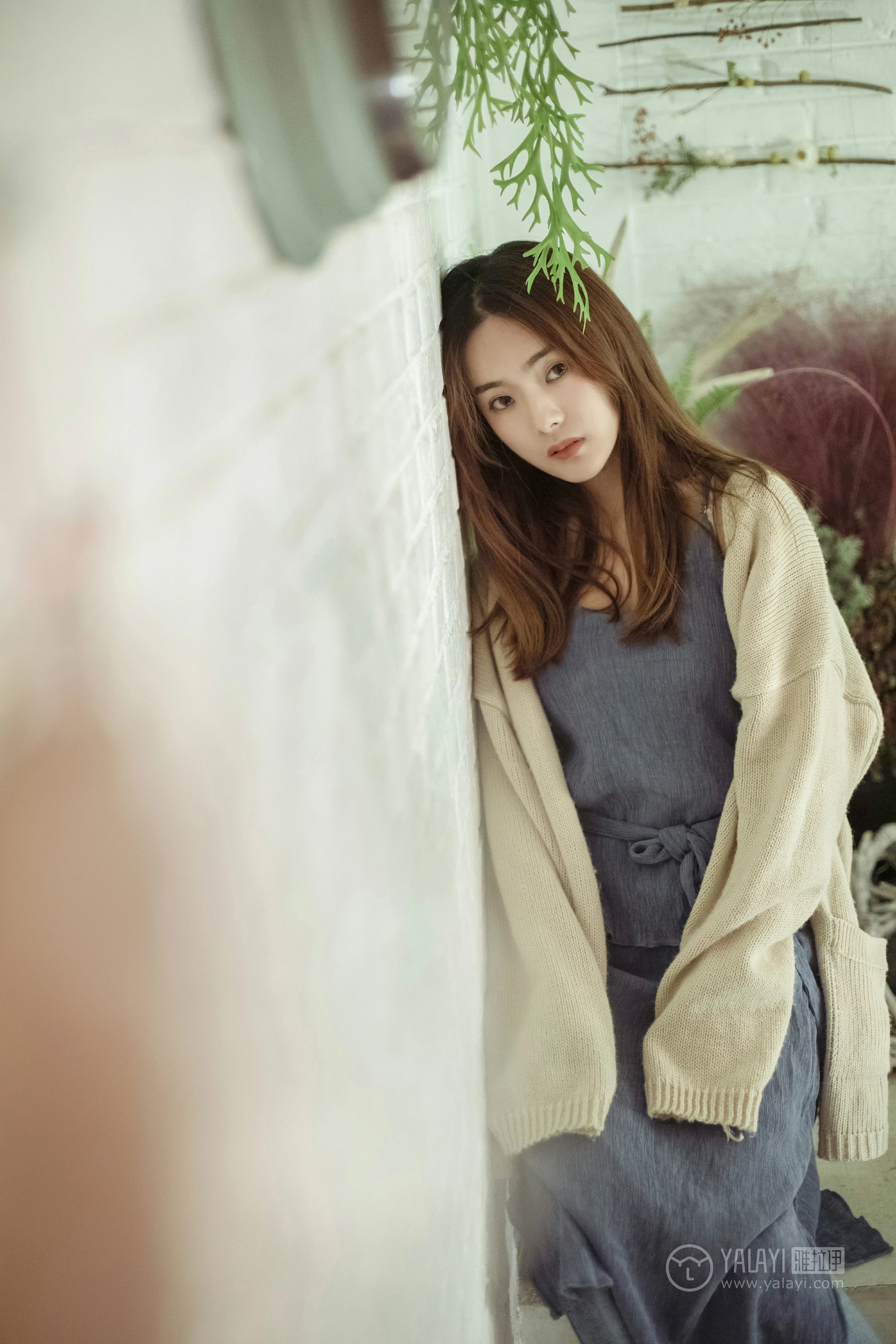 [YALAYI雅拉伊]No.175 不如和我虚度时光 白日梦 米色外套加灰色吊带连衣裙性感私房写真集第8张