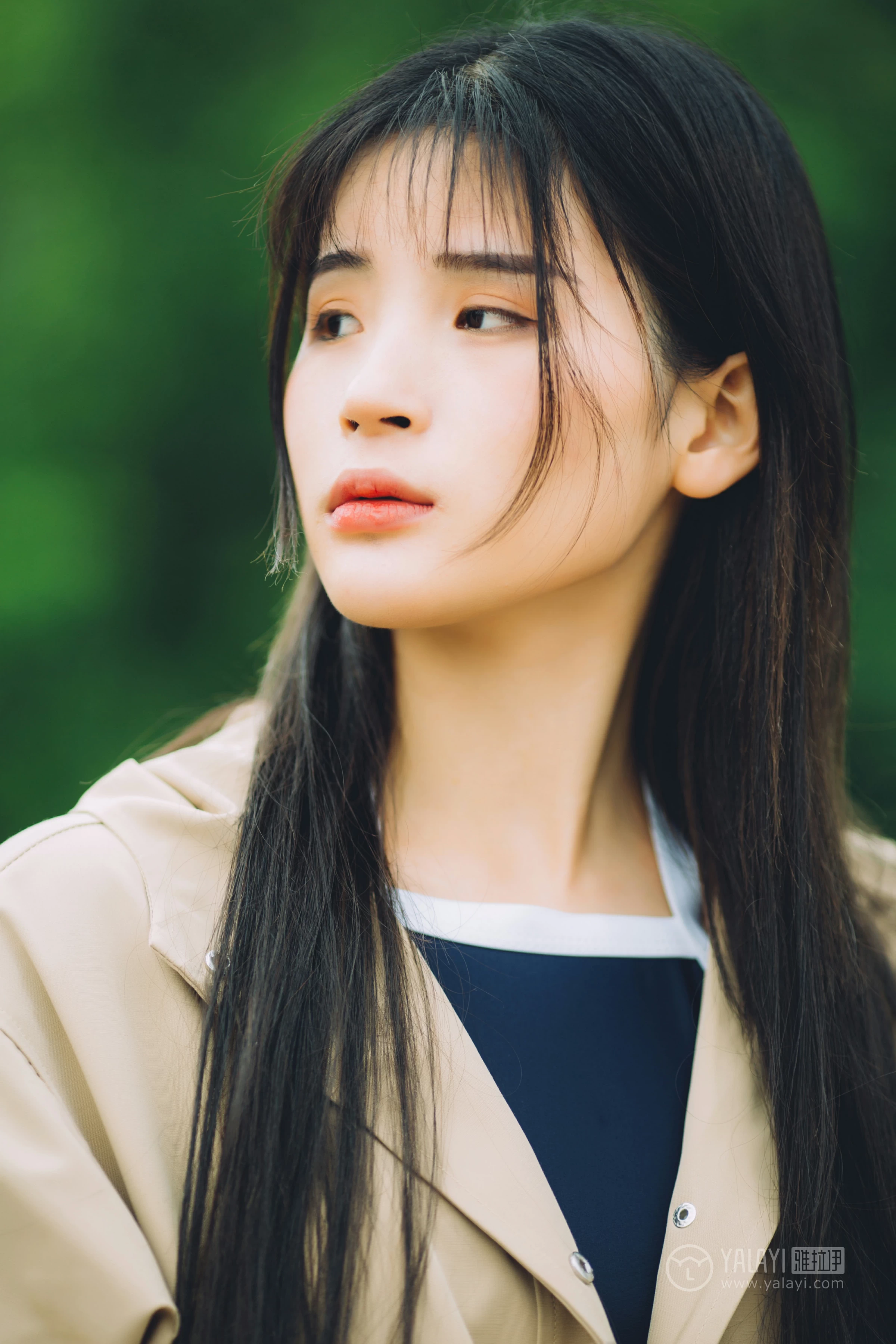 [YALAYI雅拉伊] No.179 焦糖色少女 阿惜 米色风衣与蓝色内衣加短裙性感私房写真集第6张