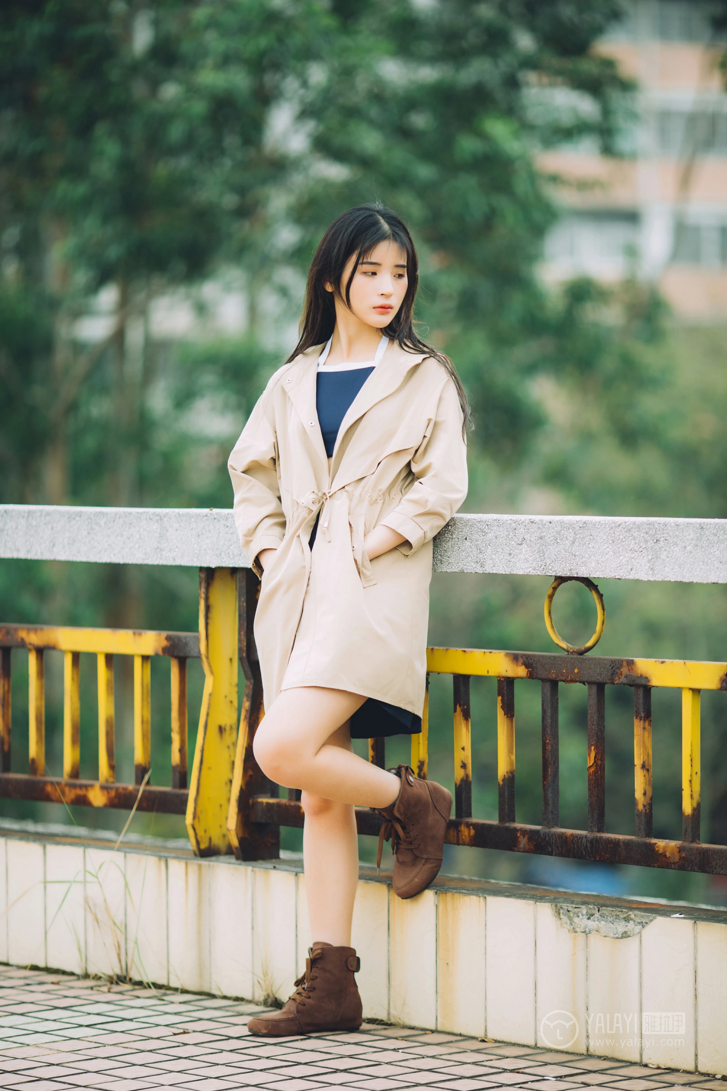 [YALAYI雅拉伊] No.179 焦糖色少女 阿惜 米色风衣与蓝色内衣加短裙性感私房写真集第3张