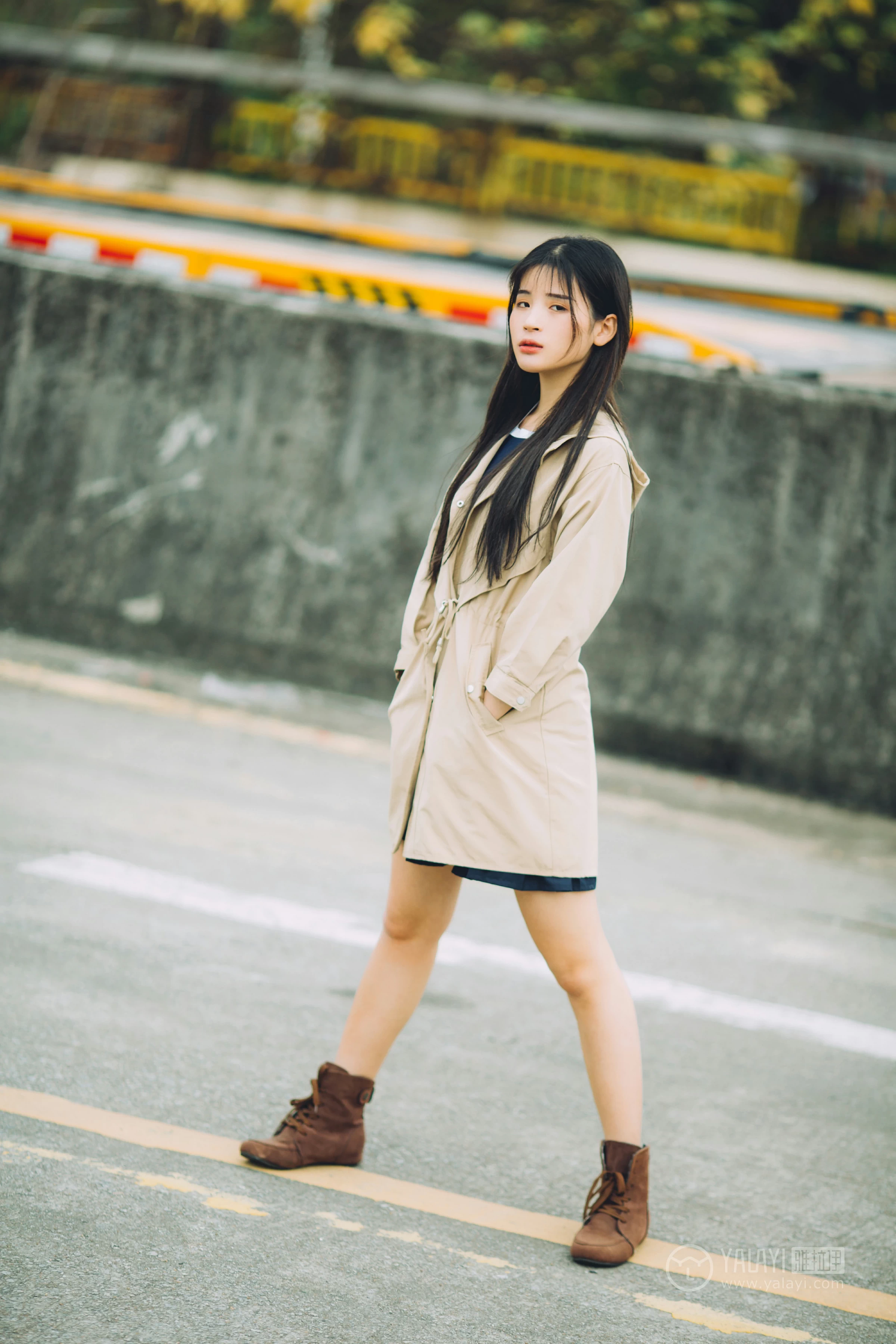 [YALAYI雅拉伊] No.179 焦糖色少女 阿惜 米色风衣与蓝色内衣加短裙性感私房写真集第7张