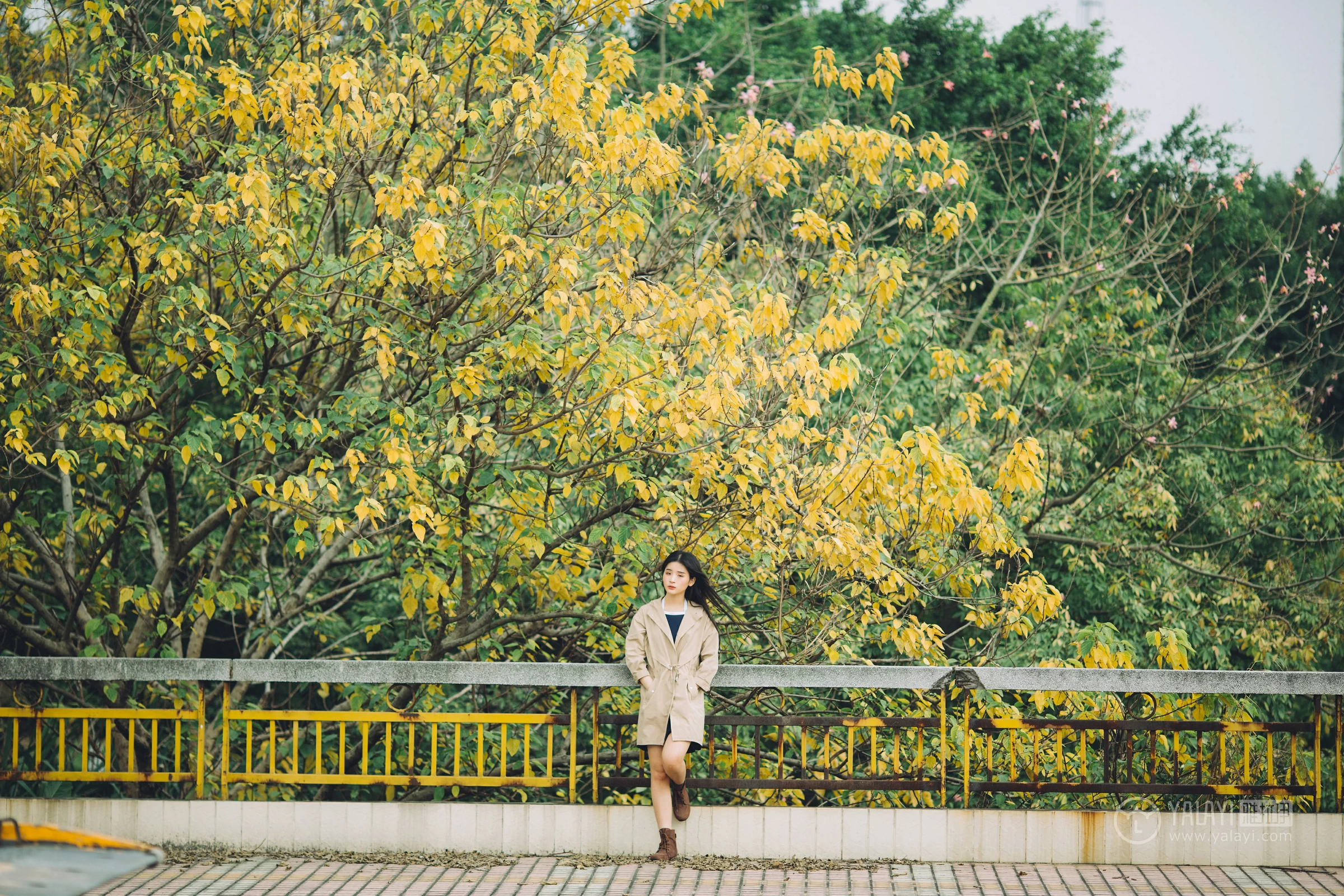 [YALAYI雅拉伊] No.179 焦糖色少女 阿惜 米色风衣与蓝色内衣加短裙性感私房写真集第8张