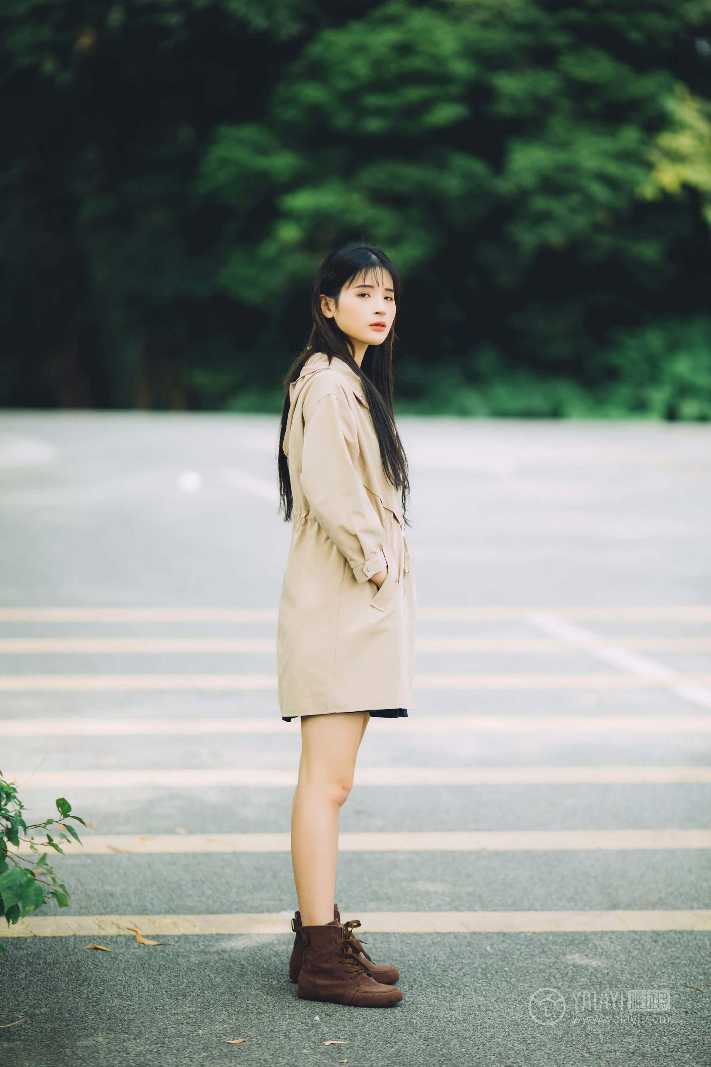 [YALAYI雅拉伊] No.179 焦糖色少女 阿惜 米色风衣与蓝色内衣加短裙性感私房写真集第13张