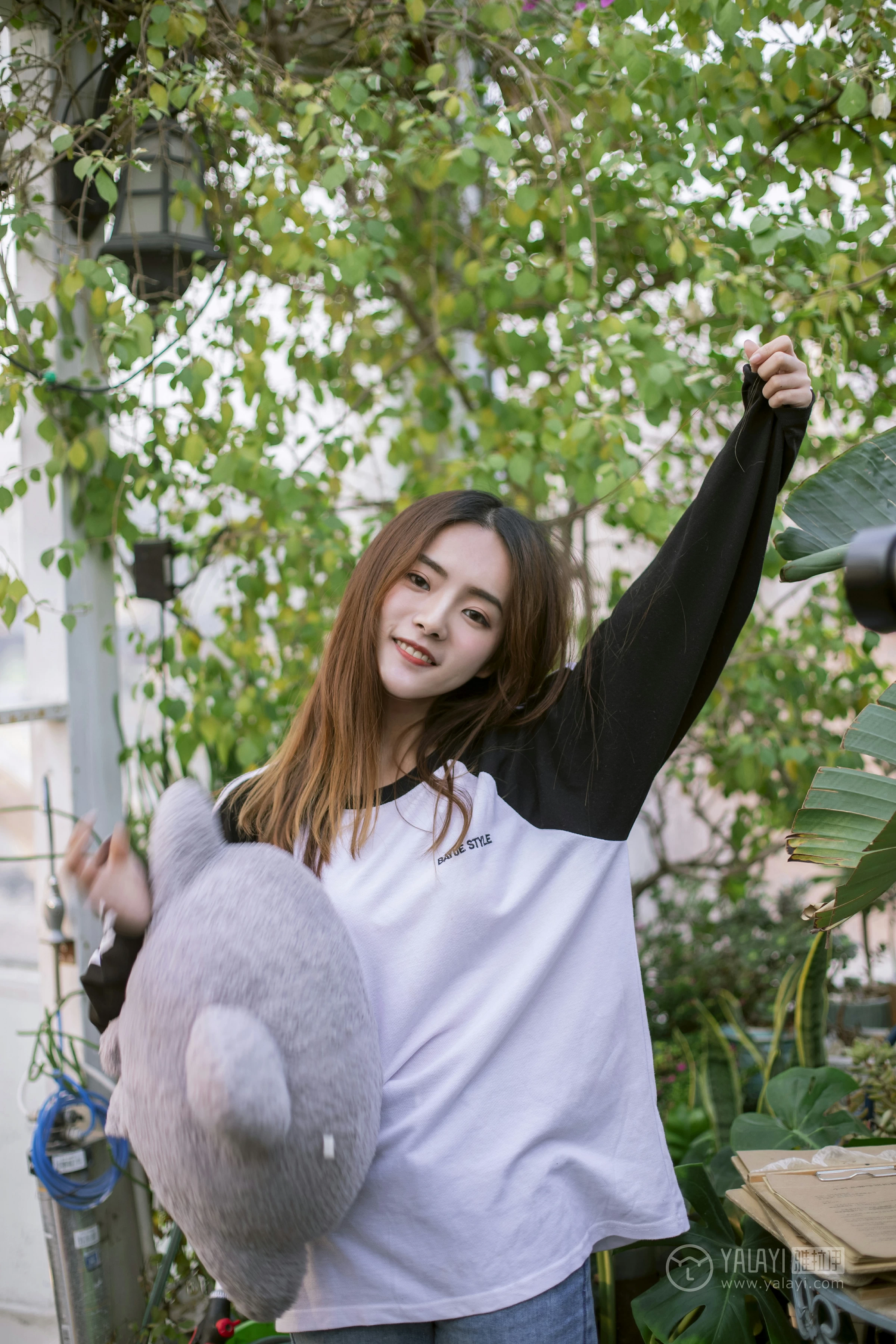 [YALAYI雅拉伊] No.180 我想有个花园 白日梦 黑白卫衣加紧身牛仔裤清纯可爱私房写真集第16张