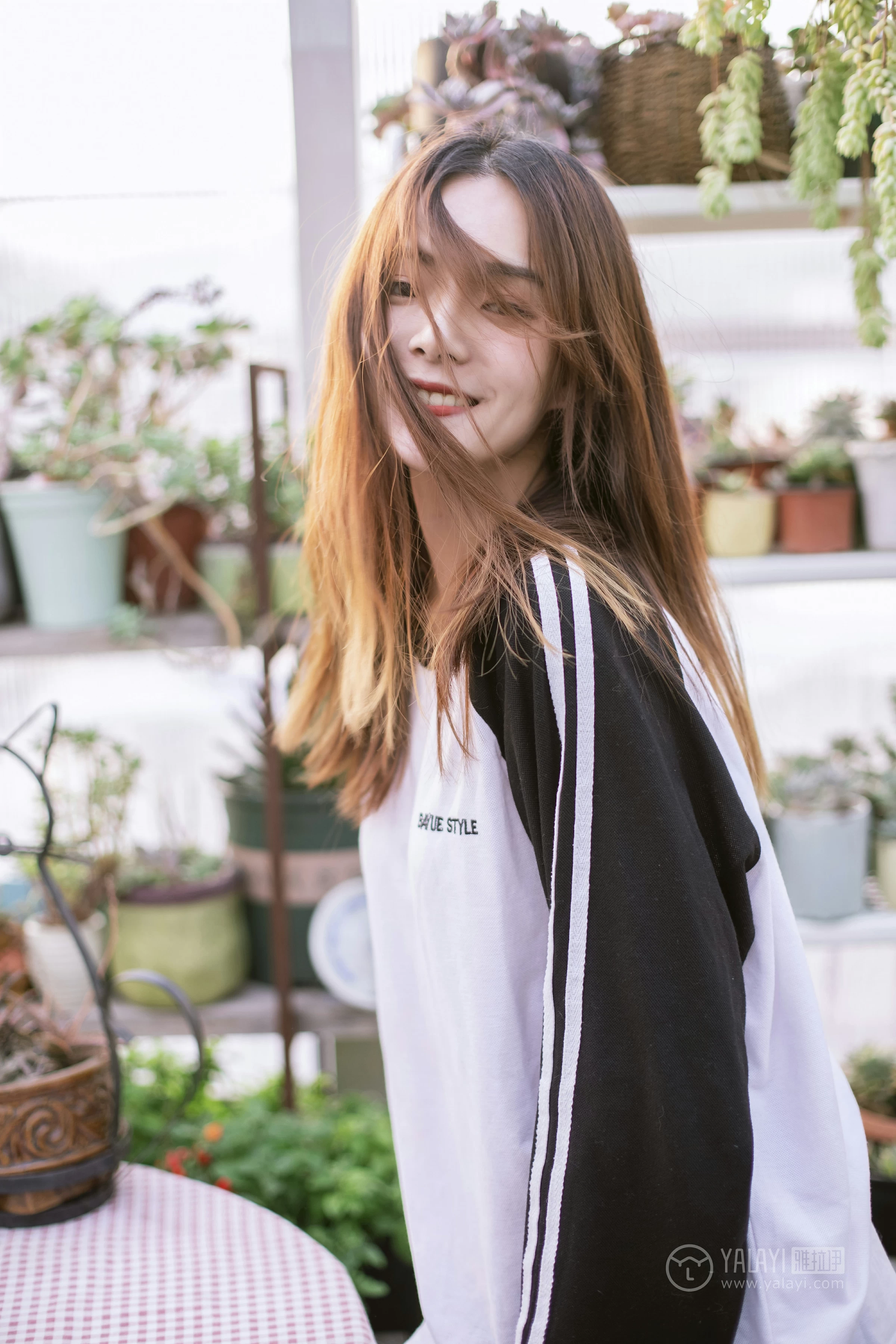 [YALAYI雅拉伊] No.180 我想有个花园 白日梦 黑白卫衣加紧身牛仔裤清纯可爱私房写真集第7张