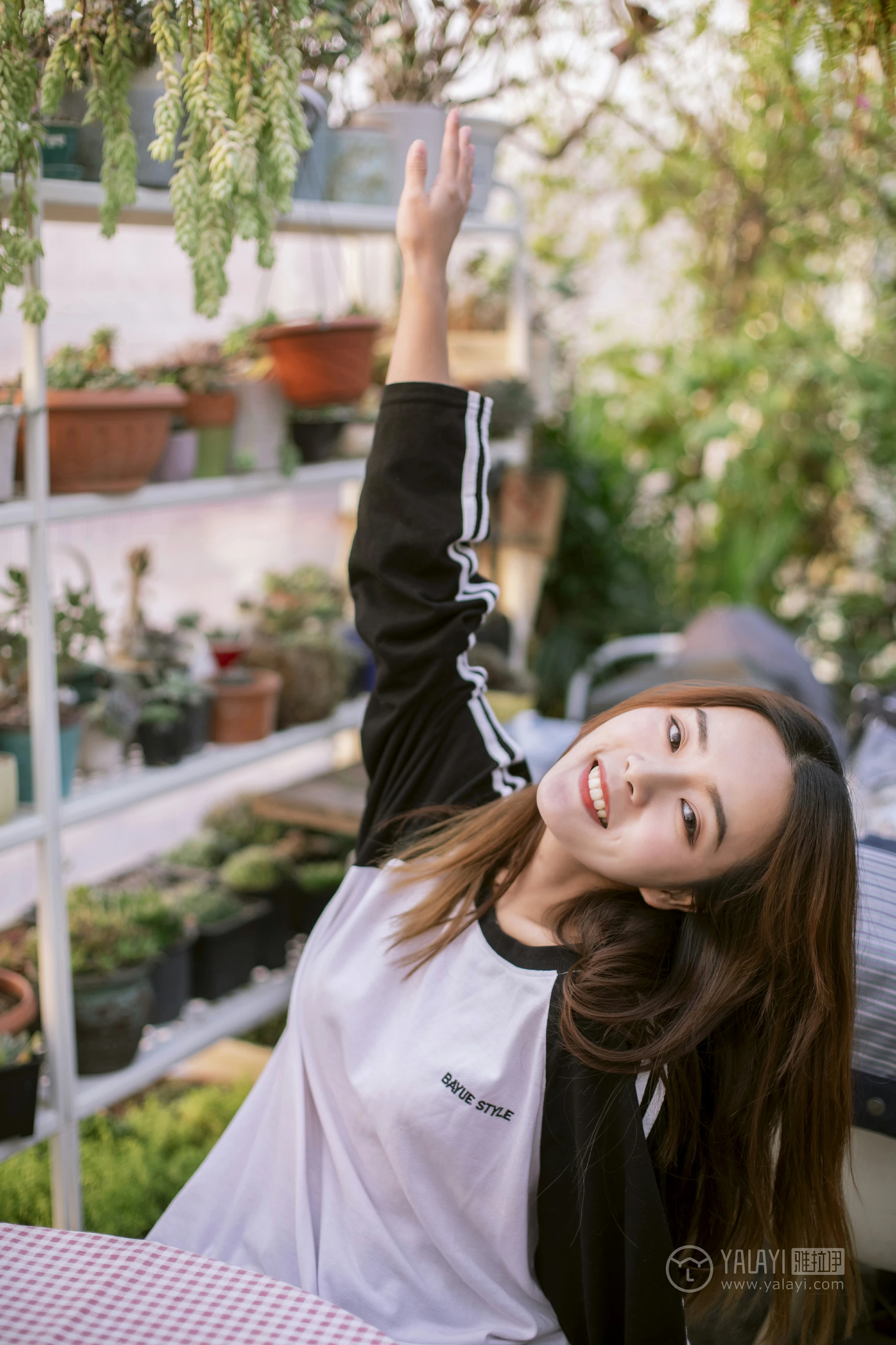 [YALAYI雅拉伊] No.180 我想有个花园 白日梦 黑白卫衣加紧身牛仔裤清纯可爱私房写真集第9张