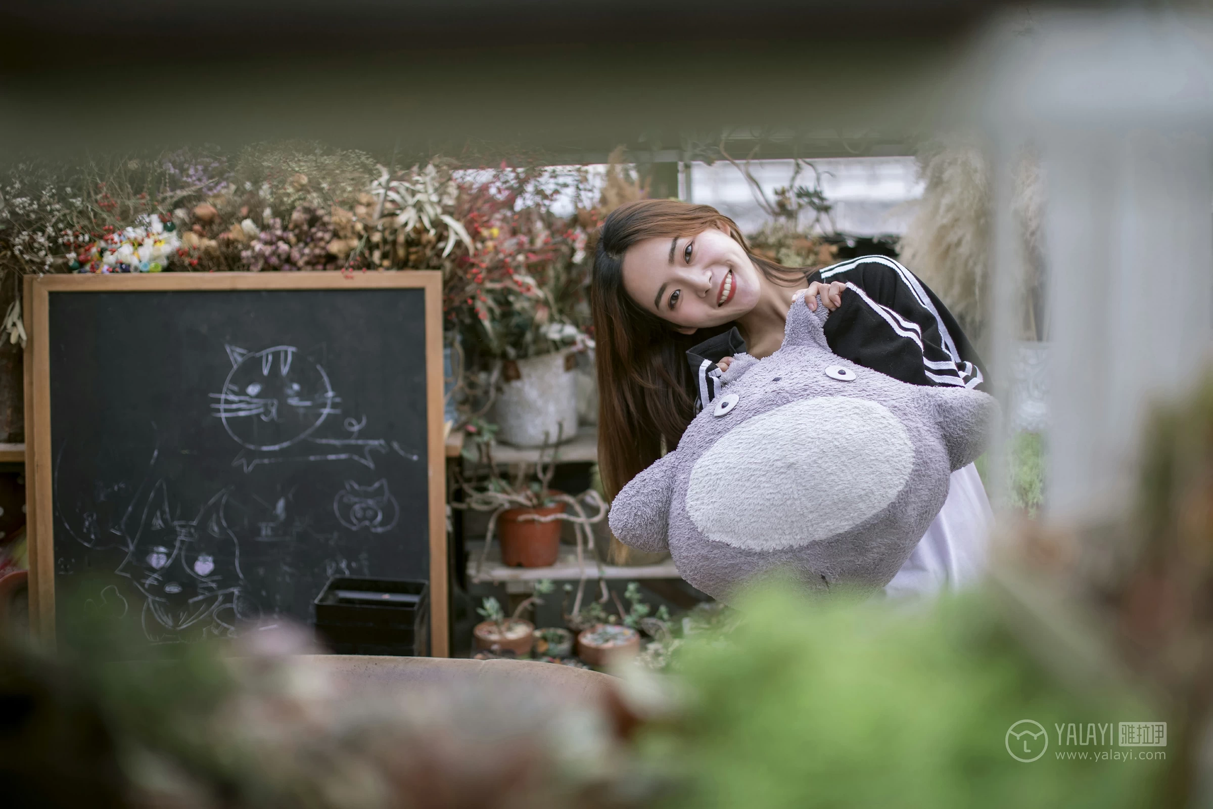 [YALAYI雅拉伊] No.180 我想有个花园 白日梦 黑白卫衣加紧身牛仔裤清纯可爱私房写真集第14张