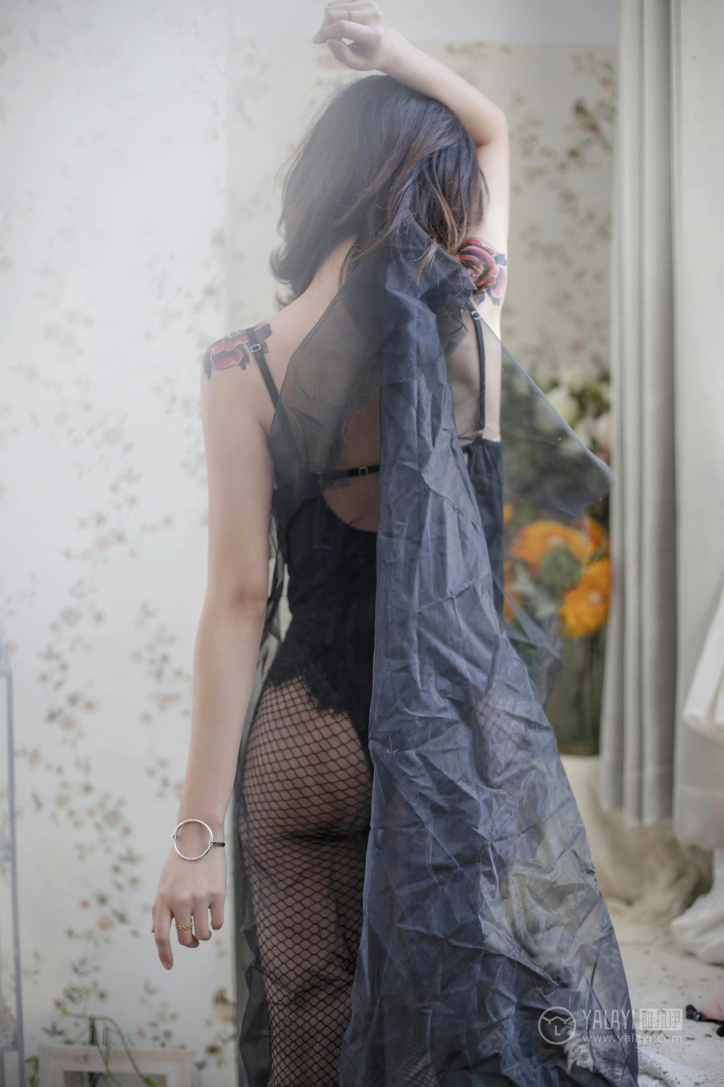 [YALAYI雅拉伊]No.181 窃窃丝语 佳佳 黑色连体透视塑身内衣加黑色情趣渔网袜性感私房写真集第8张