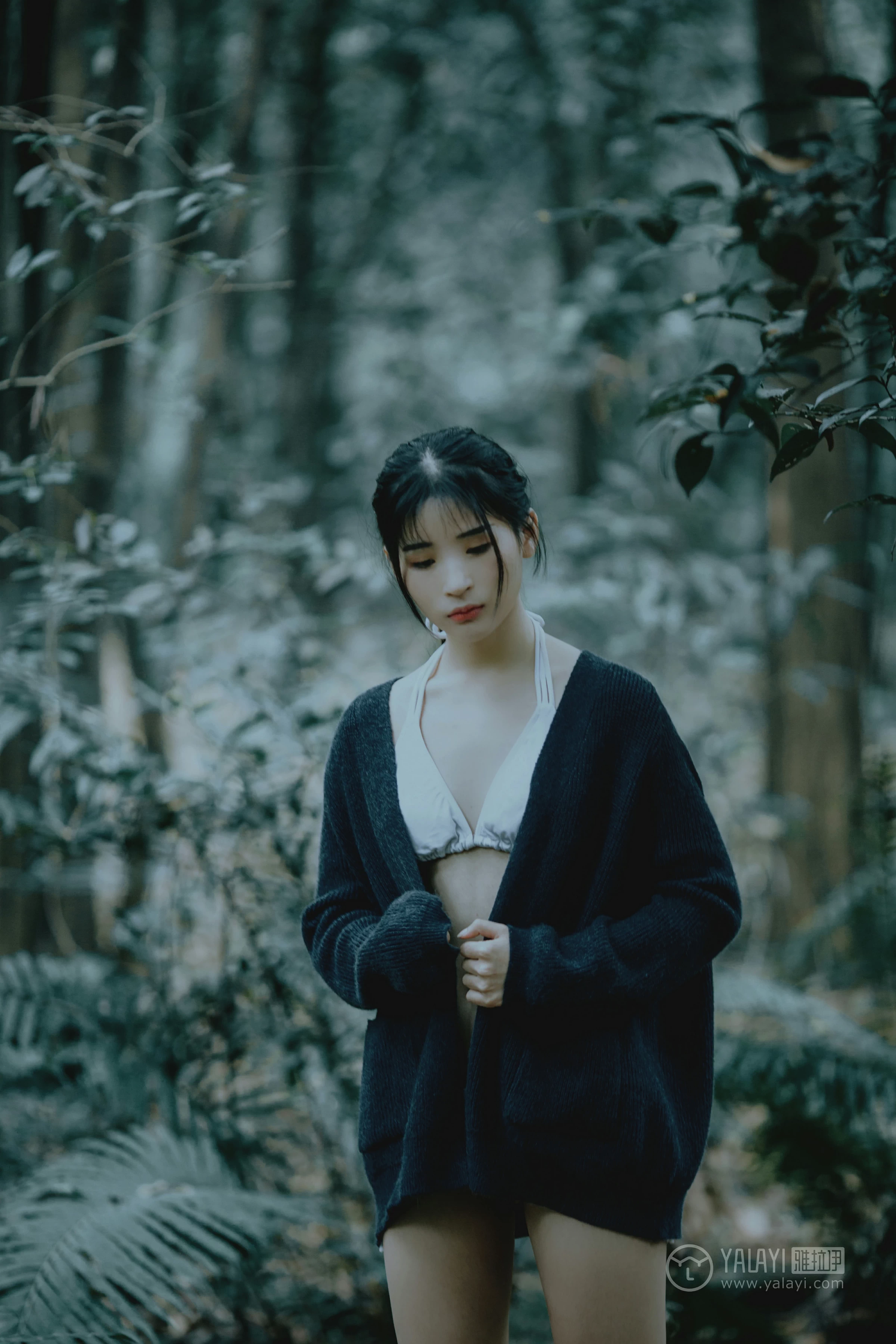 [YALAYI雅拉伊]No.183 深山漫步少女 阿惜 黑色外套与短袖加白色情趣内衣性感私房写真集第13张