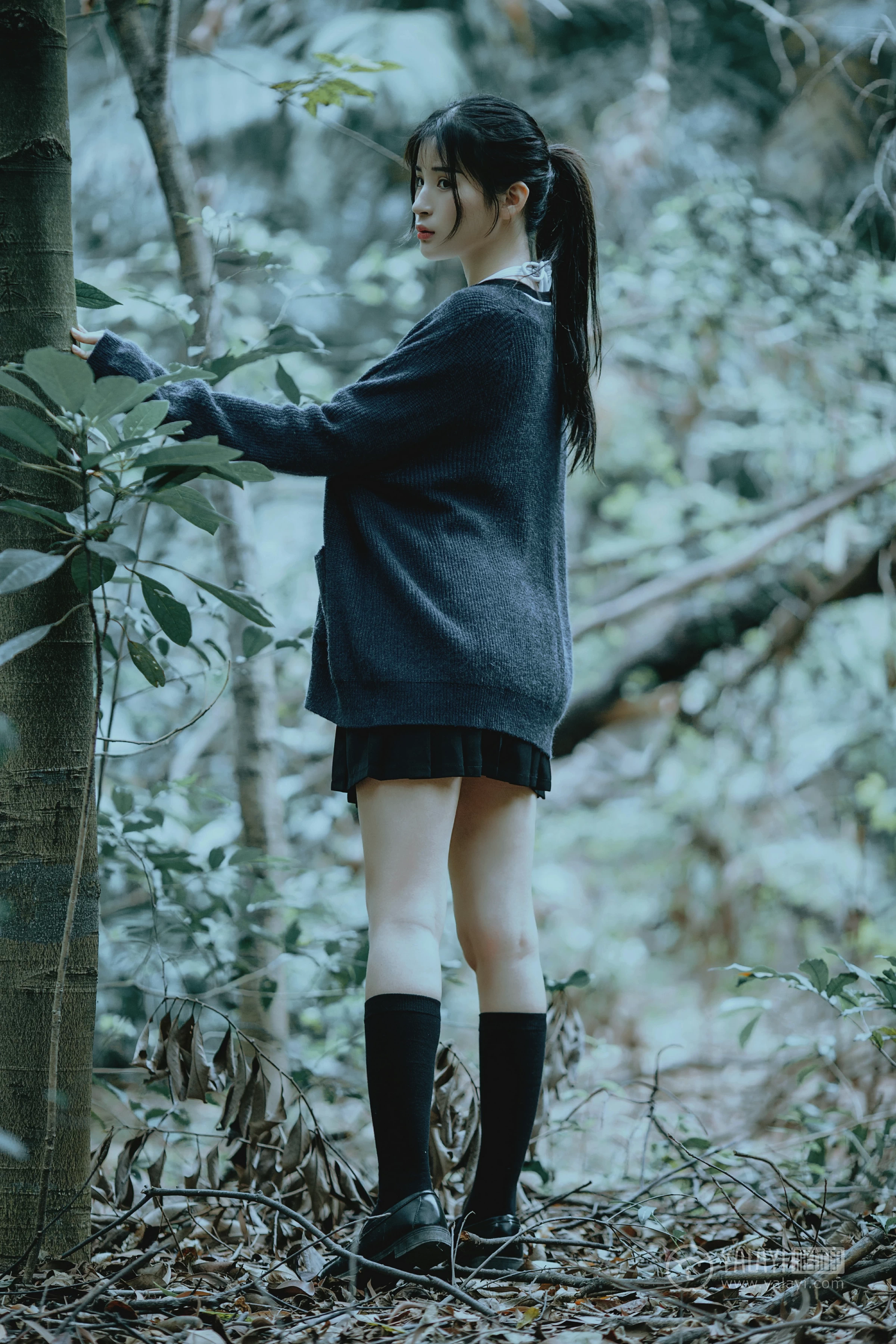 [YALAYI雅拉伊]No.183 深山漫步少女 阿惜 黑色外套与短袖加白色情趣内衣性感私房写真集第3张
