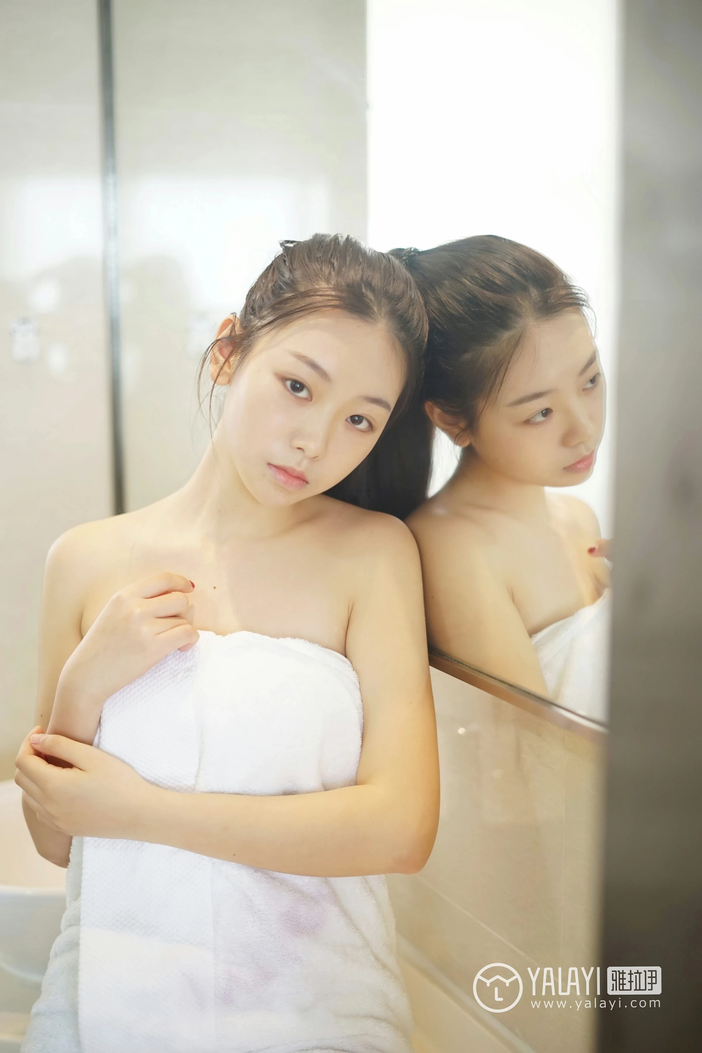 [YALAYI雅拉伊]NO.022 私房物语 严冰冰 黑色紧身制服加格子短裙与白色浴袍性感私房写真集第10张