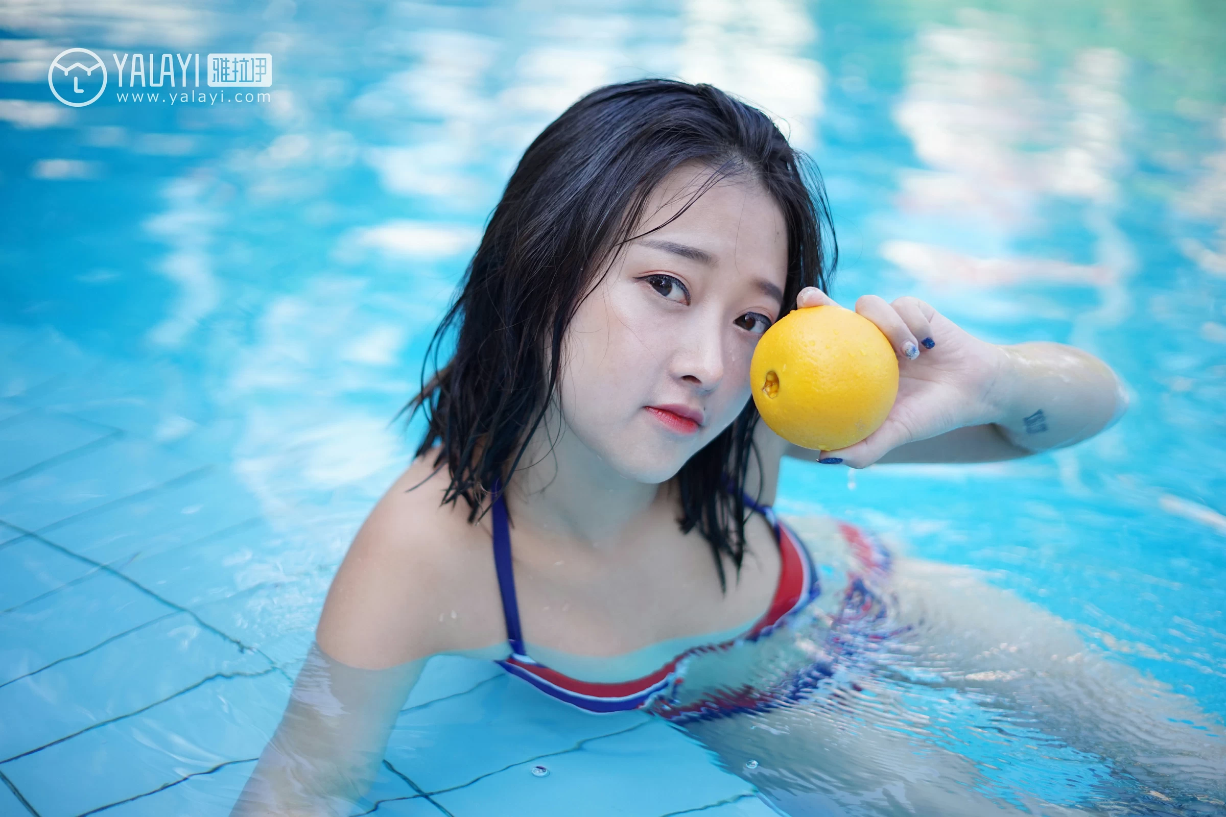 [YALAYI雅拉伊]NO.024 夏日时光 王小淼 彩色比基尼泳装与蓝色浴巾性感私房写真集第10张