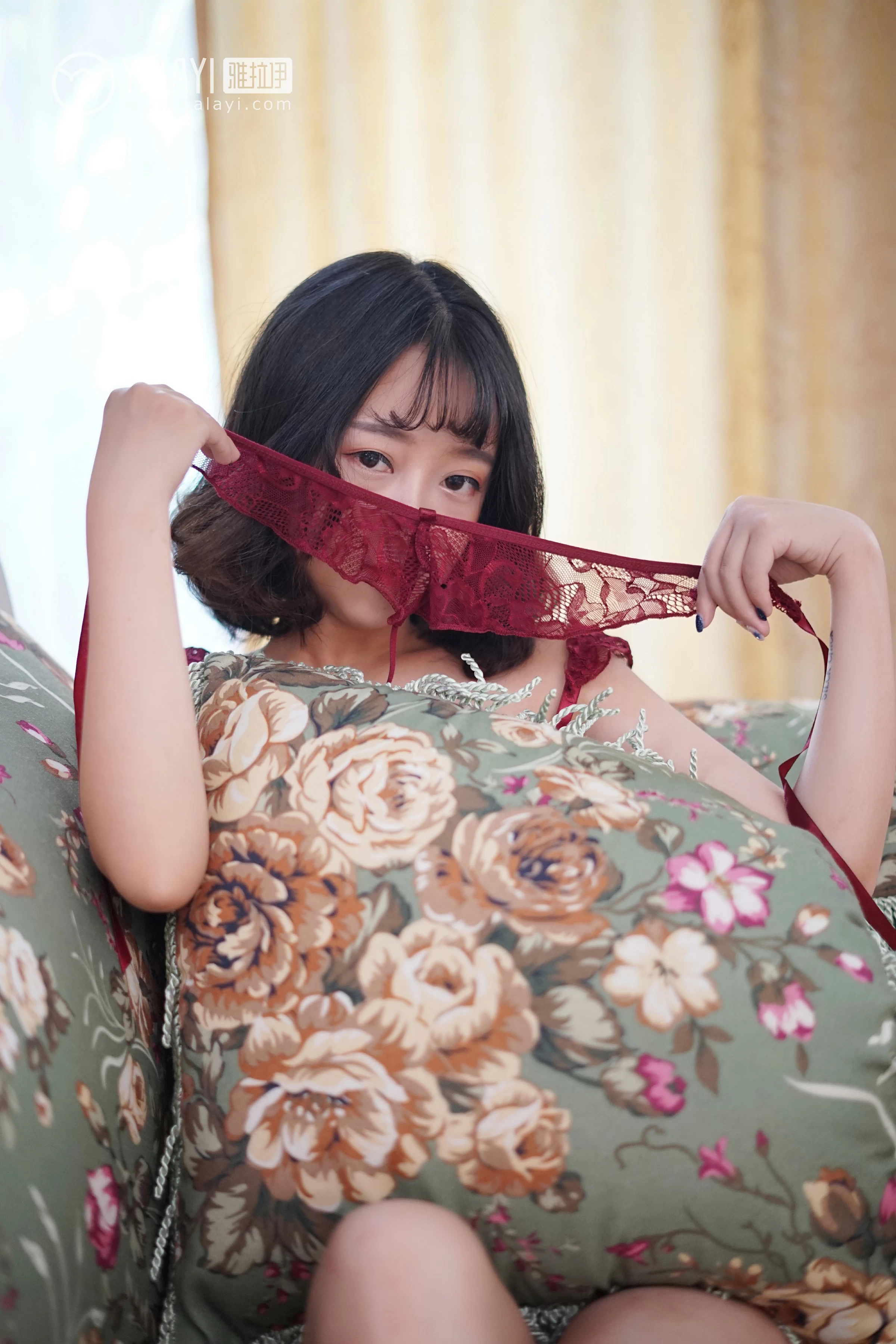 [YALAYI雅拉伊]NO.025 醉在红酒杯里 王小淼 红色蕾丝塑身内衣与红色浴袍性感私房写真集第4张