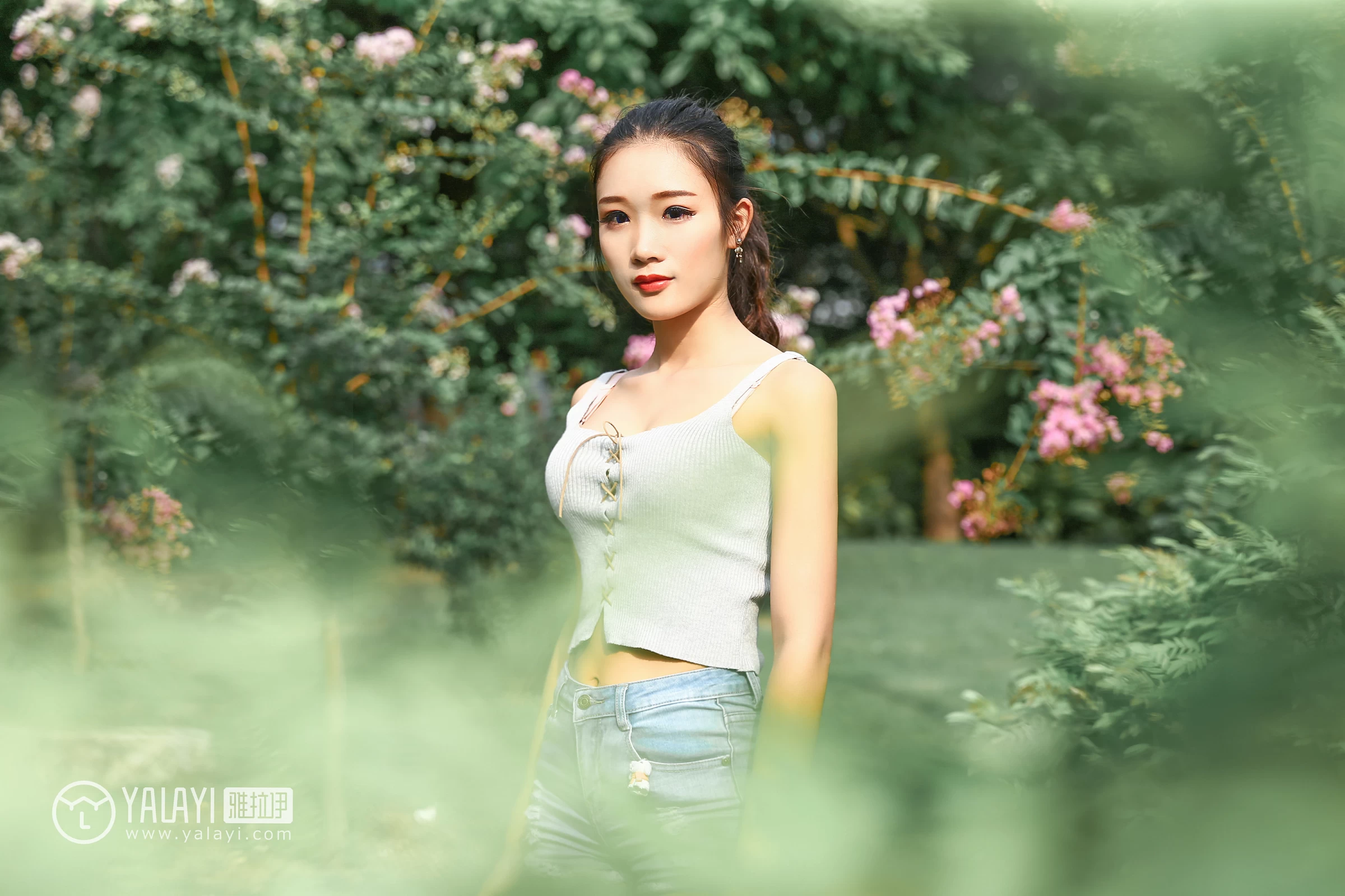 [YALAYI雅拉伊]NO.026 花儿少女 兔洱 白色背心加牛仔热裤性感私房写真集第5张