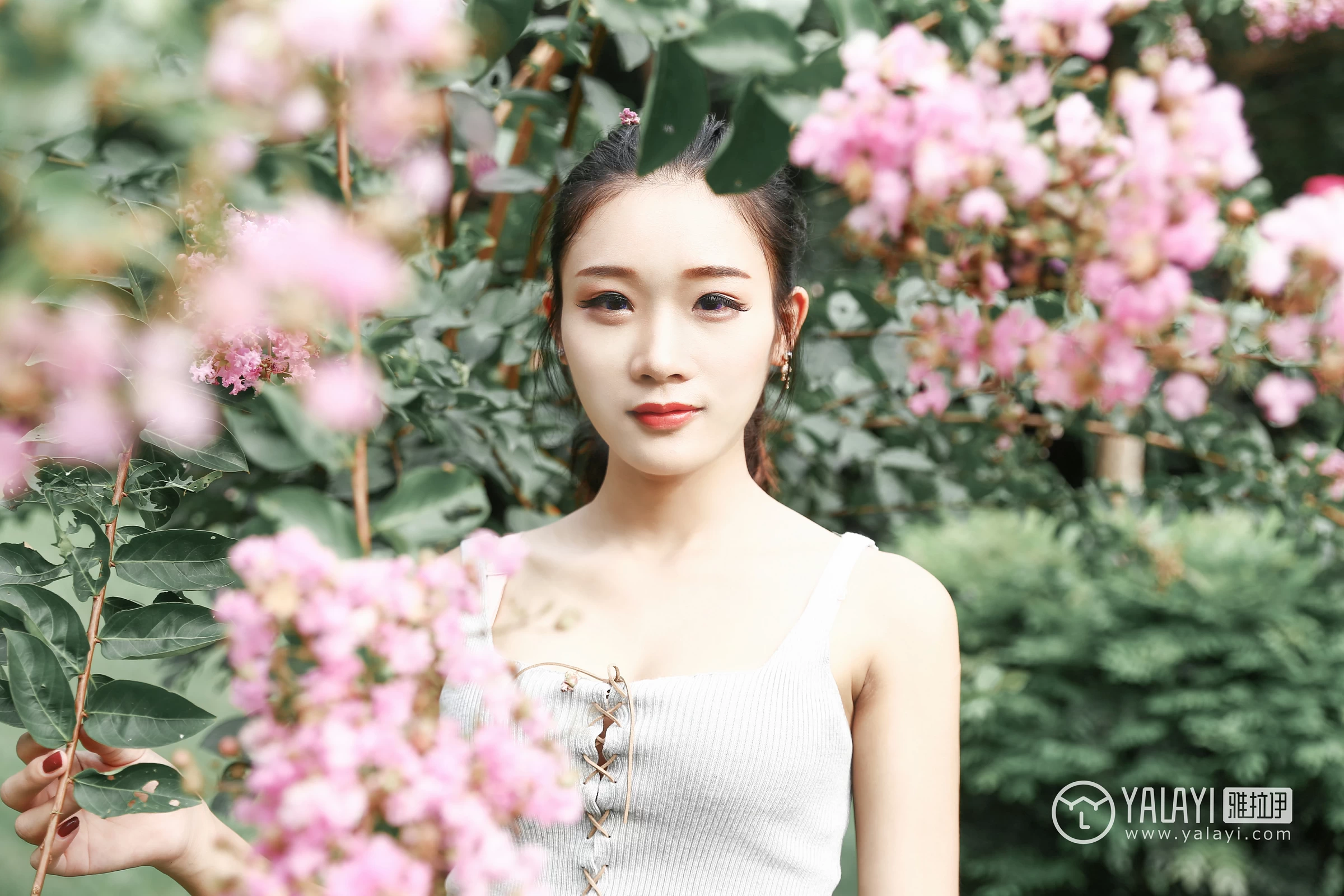 [YALAYI雅拉伊]NO.026 花儿少女 兔洱 白色背心加牛仔热裤性感私房写真集第6张