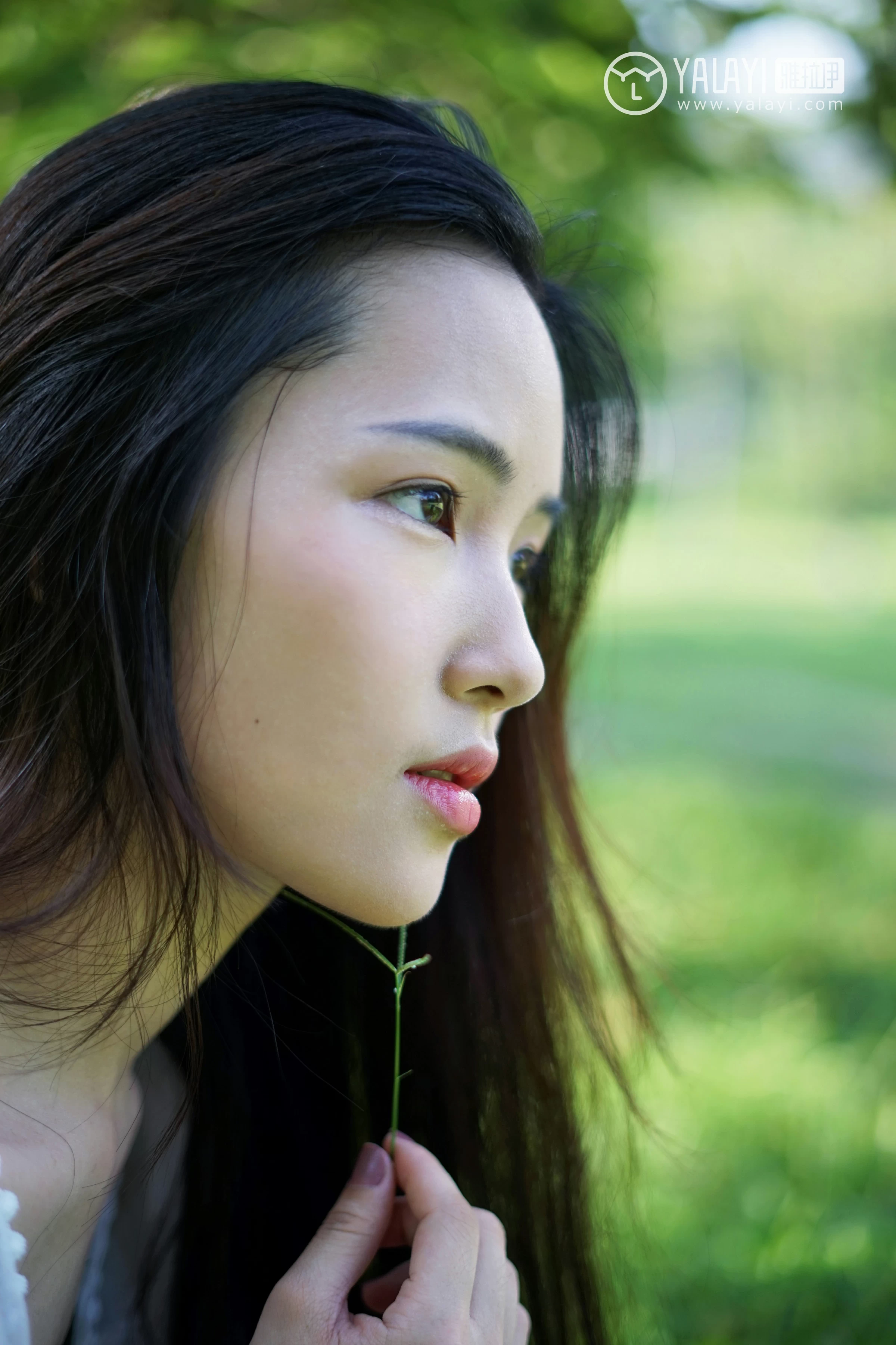 [YALAYI雅拉伊]NO.027 校园邂逅 卡柔 白色短袖加灰色短裙与吊带连衣裙性感私房写真集第11张