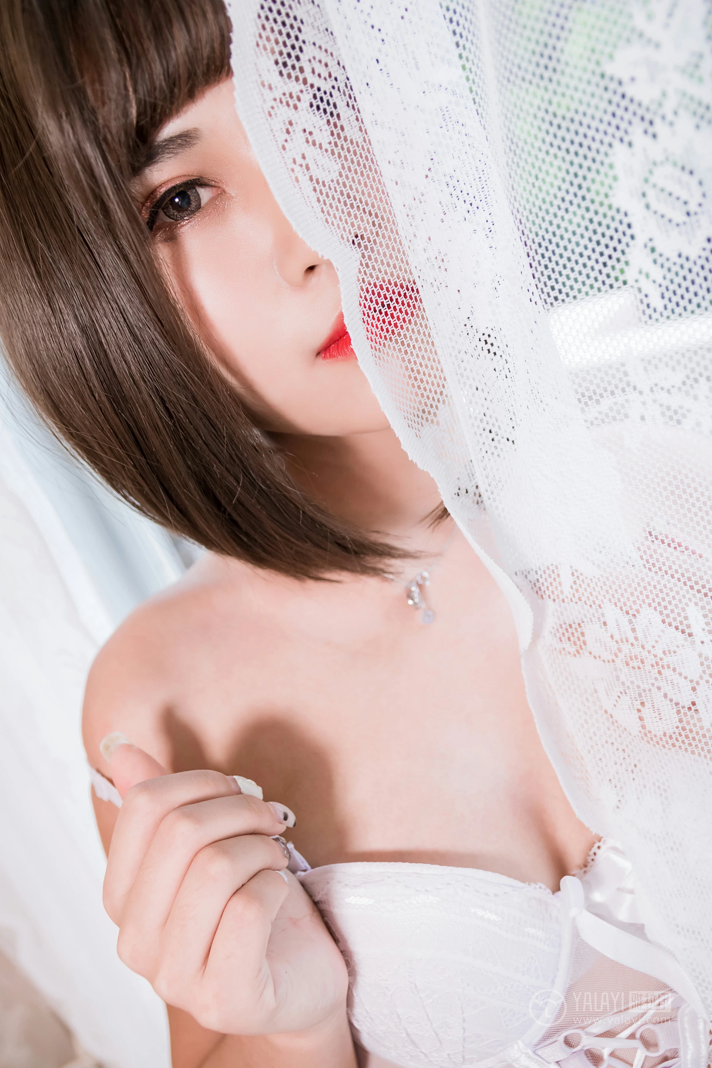 [YALAYI雅拉伊]No.190 情趣盎然 宝儿 透视镂空婚纱与情趣蕾丝内衣加白色丝袜美腿性感私房写真集第11张