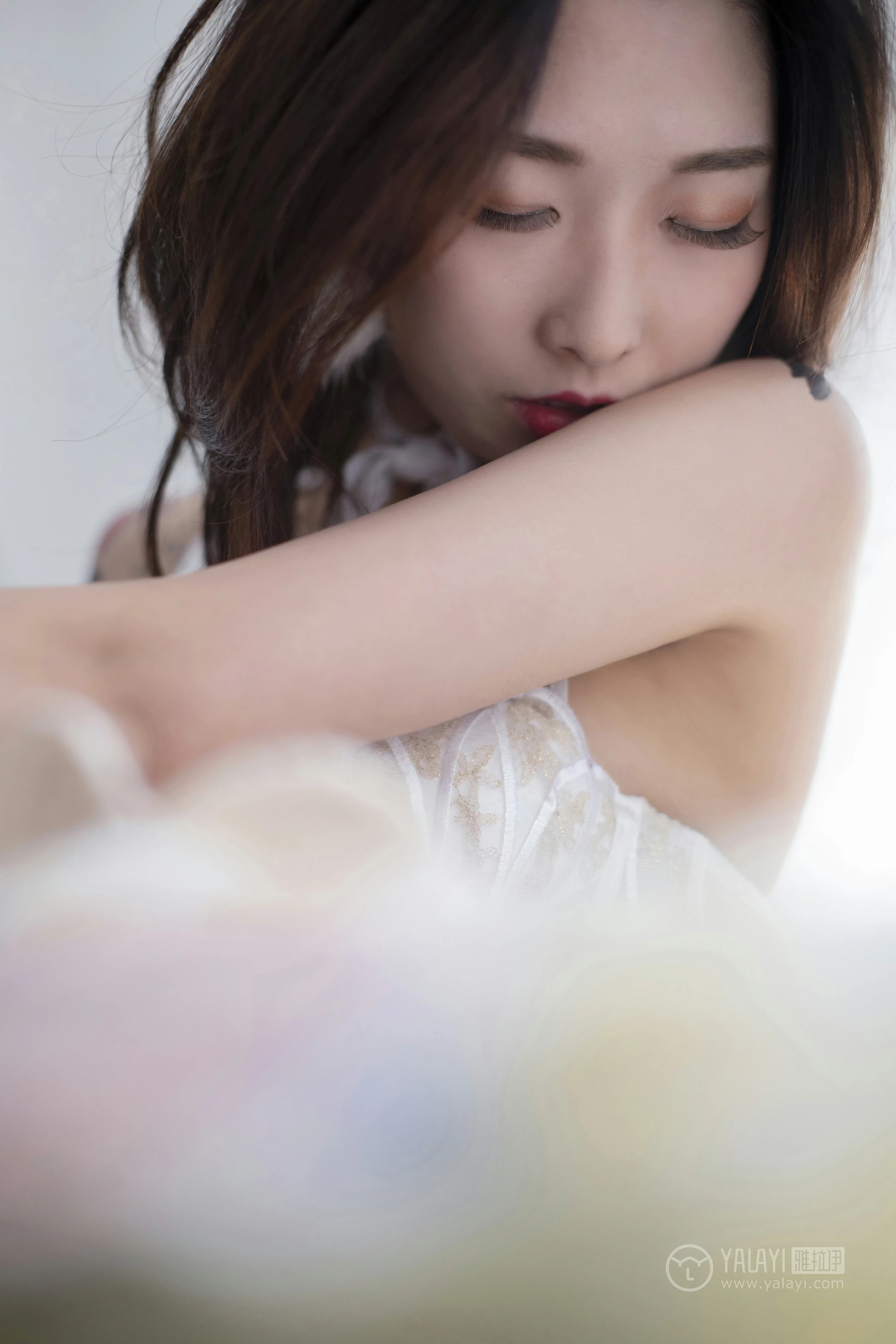 [YALAYI雅拉伊]No.188 蕾丝浅笑 佳佳 白色情趣透视纱裙加白色蕾丝内衣性感私房写真集第13张