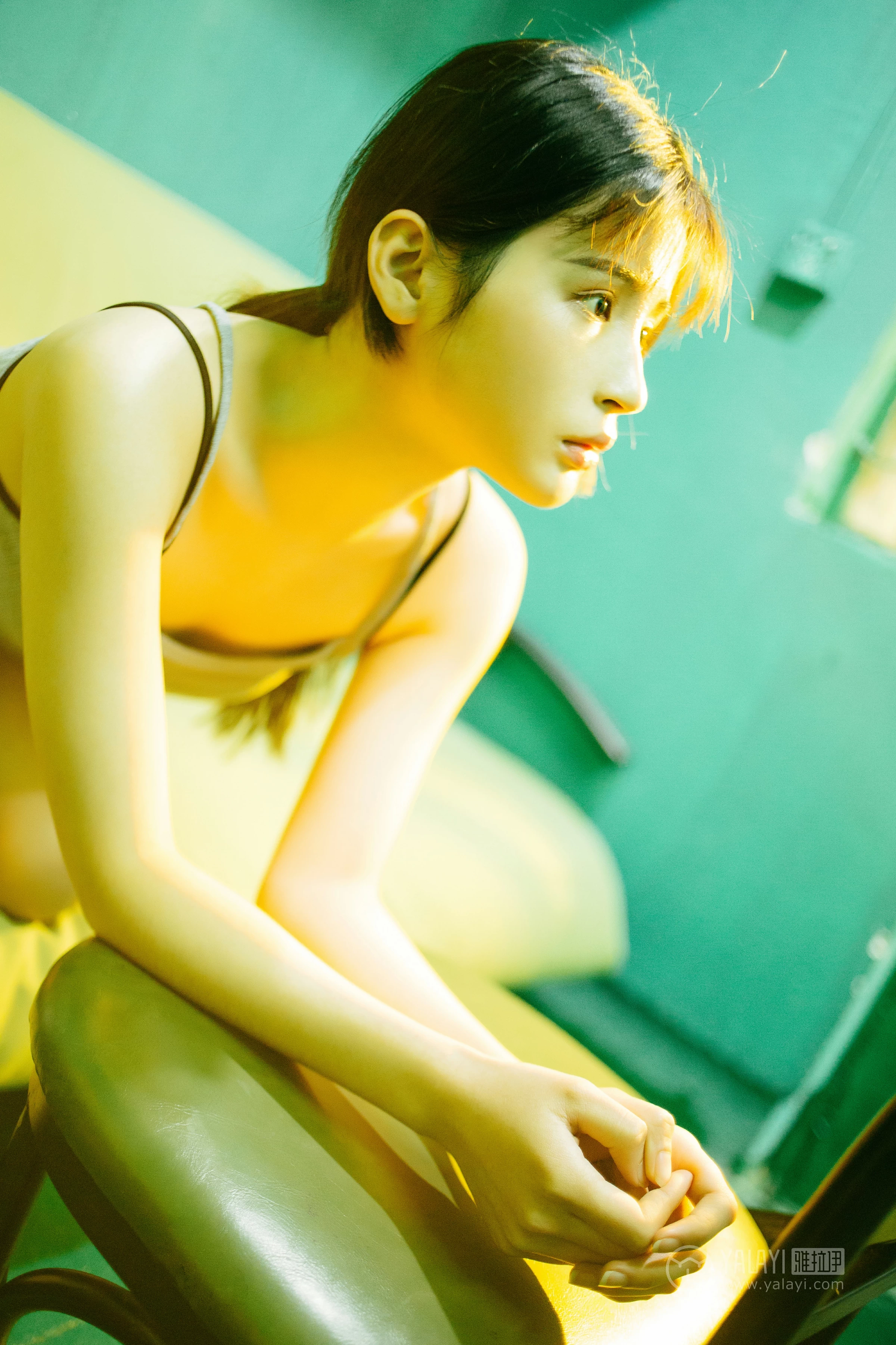 [YALAYI雅拉伊]No.198 重庆森林 阿惜 灰色吊带小背心加安全短裤性感私房写真集第11张